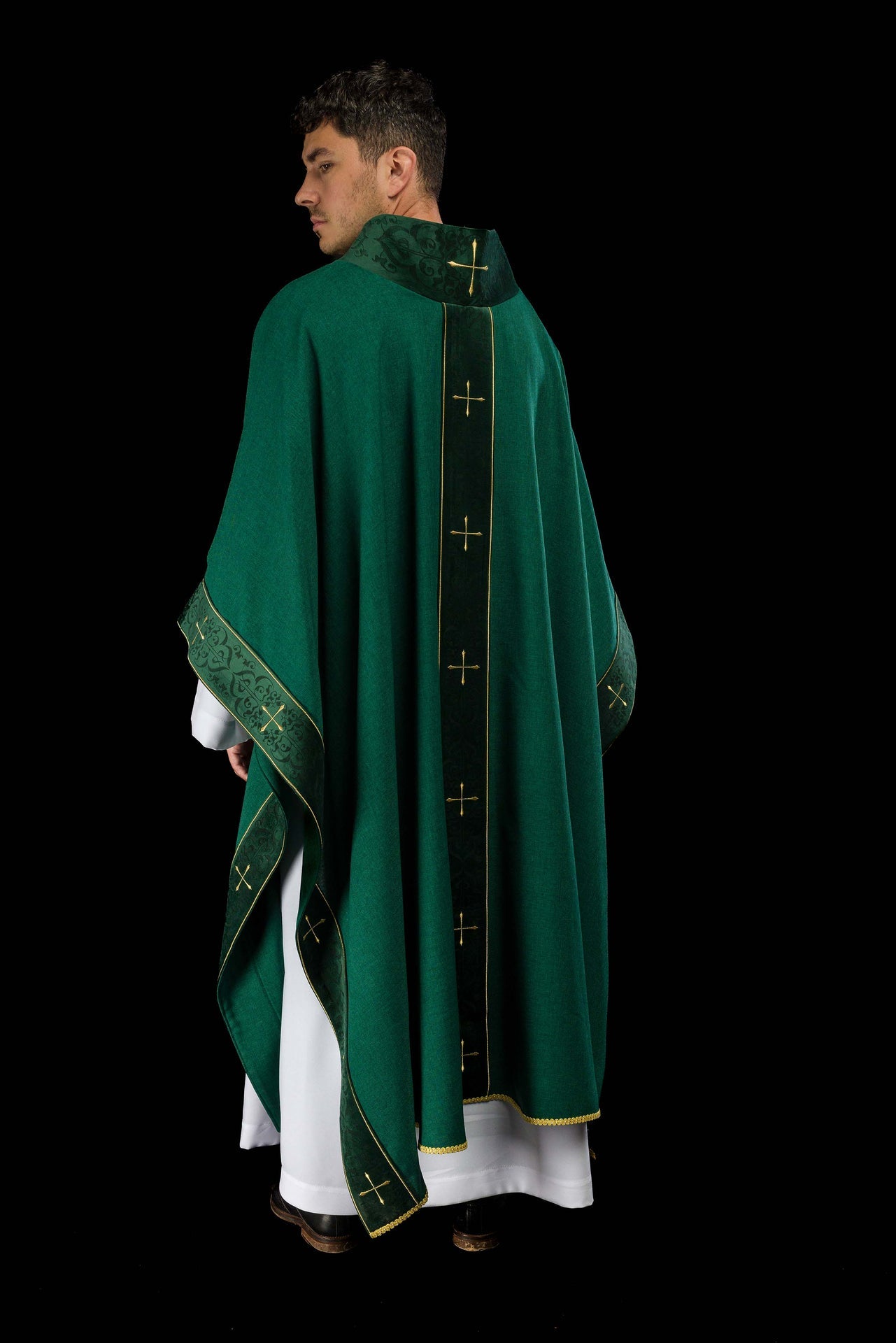 Casulla en color verde con banda y cuello bordados de cruces