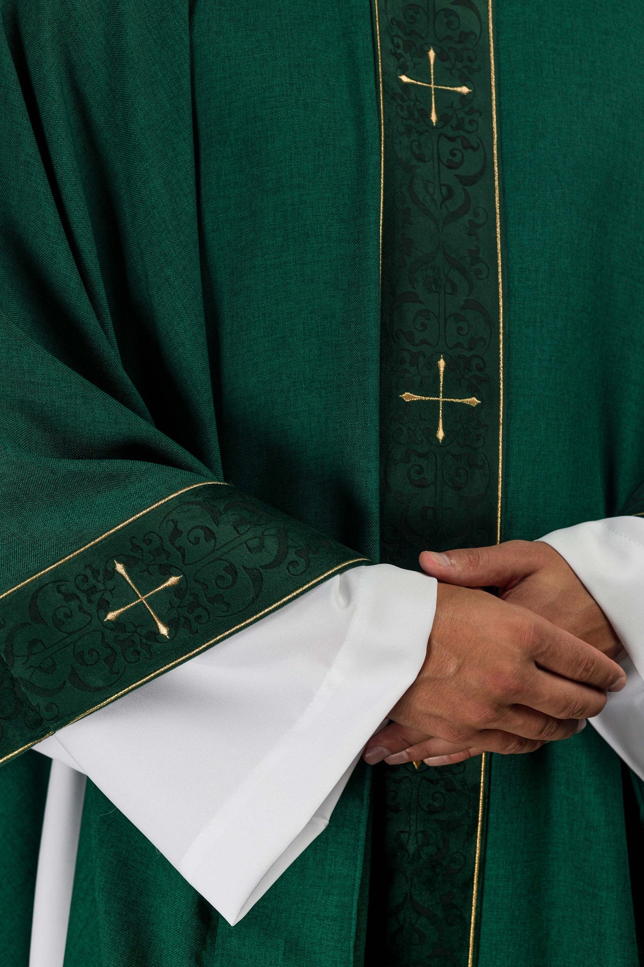 Casulla en color verde con banda y cuello bordados de cruces