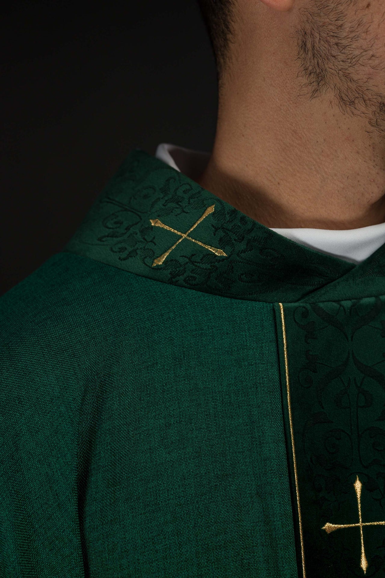 Casulla en color verde con banda y cuello bordados de cruces