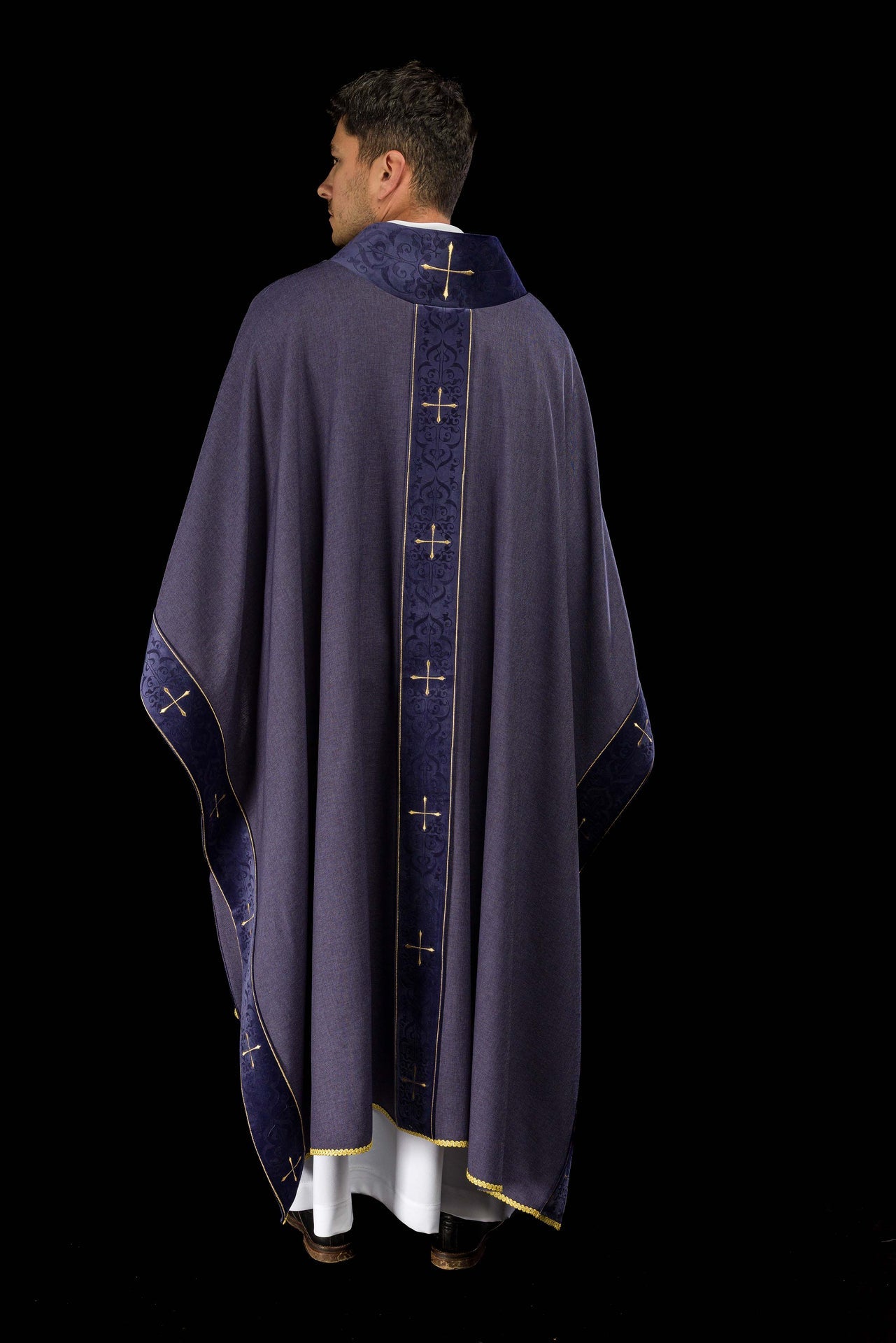 Casulla en color morado con banda y cuello bordados de cruces