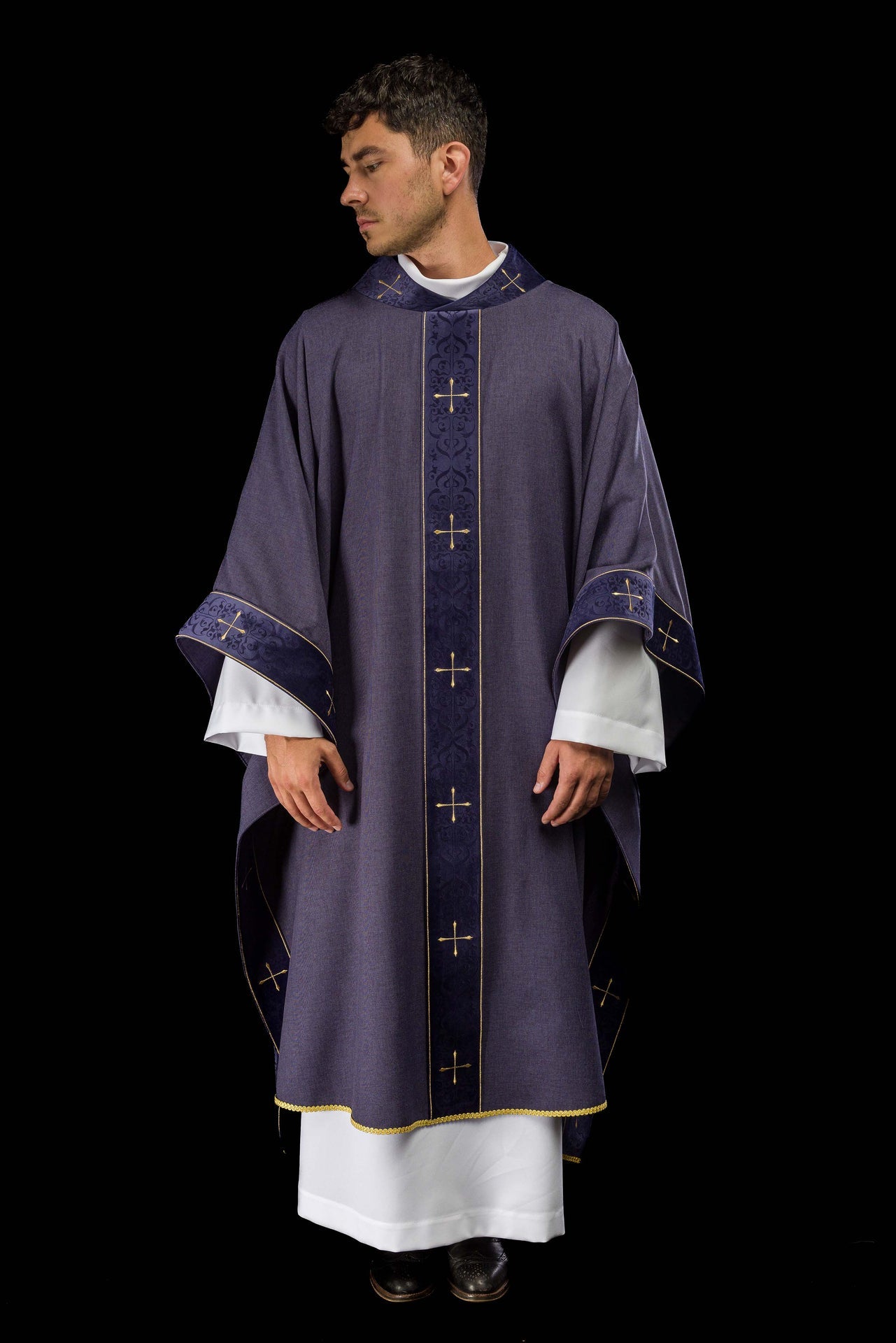 Casulla en color morado con banda y cuello bordados de cruces