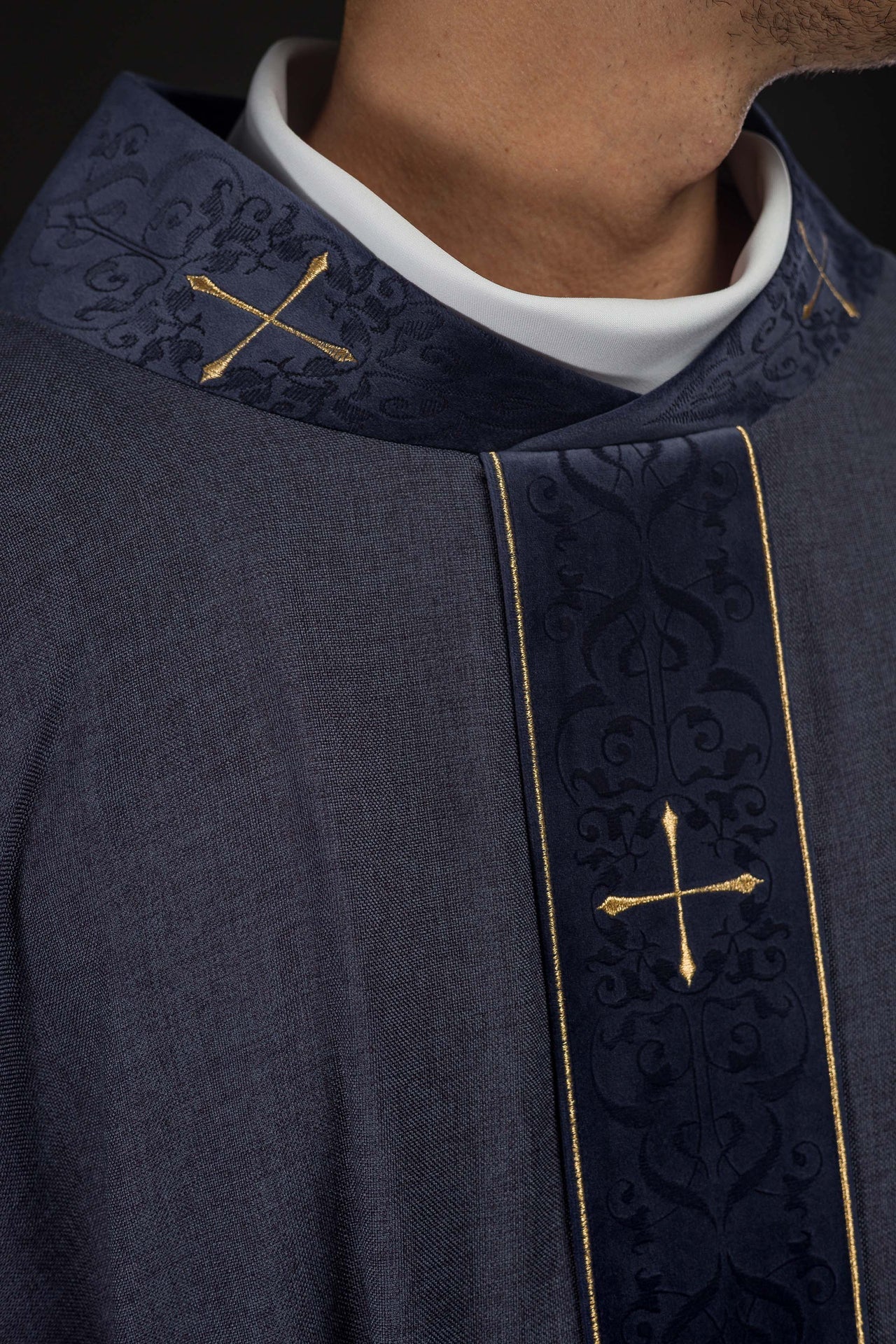 Casulla en color morado con banda y cuello bordados de cruces