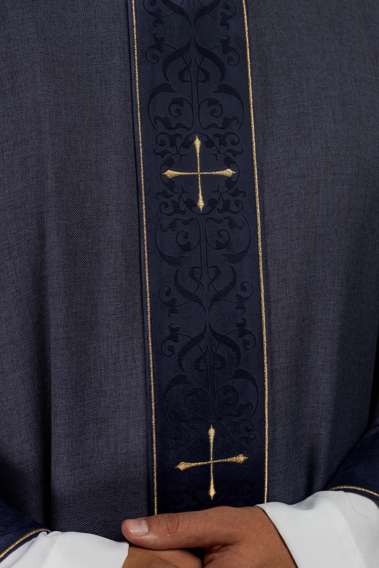 Casulla en color morado con banda y cuello bordados de cruces