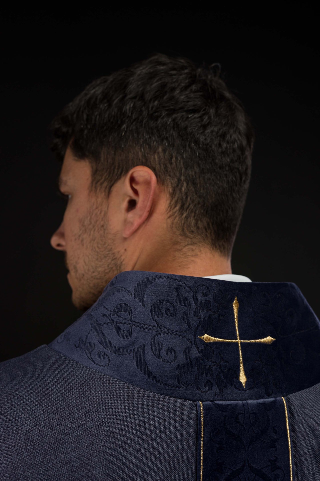 Casulla en color morado con banda y cuello bordados de cruces