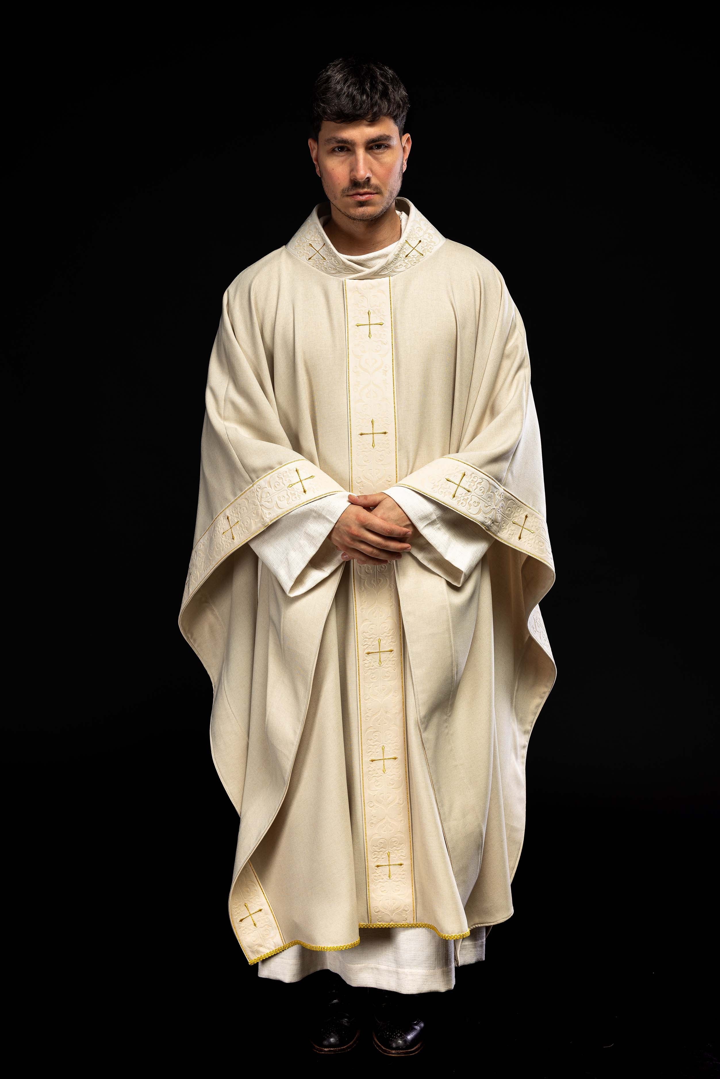 Casulla color ecru con banda y cuello bordados con cruces