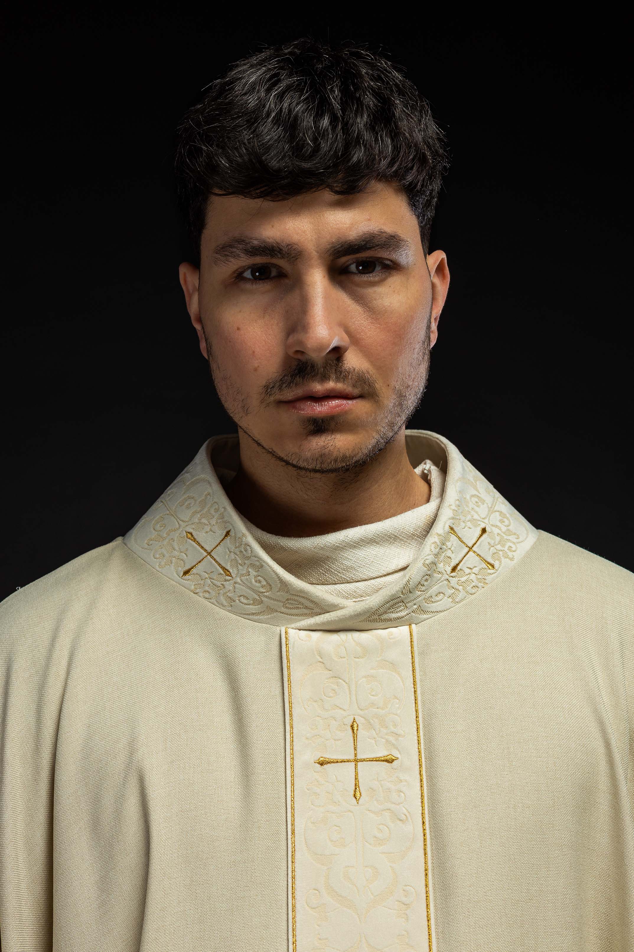 Casulla color ecru con banda y cuello bordados con cruces