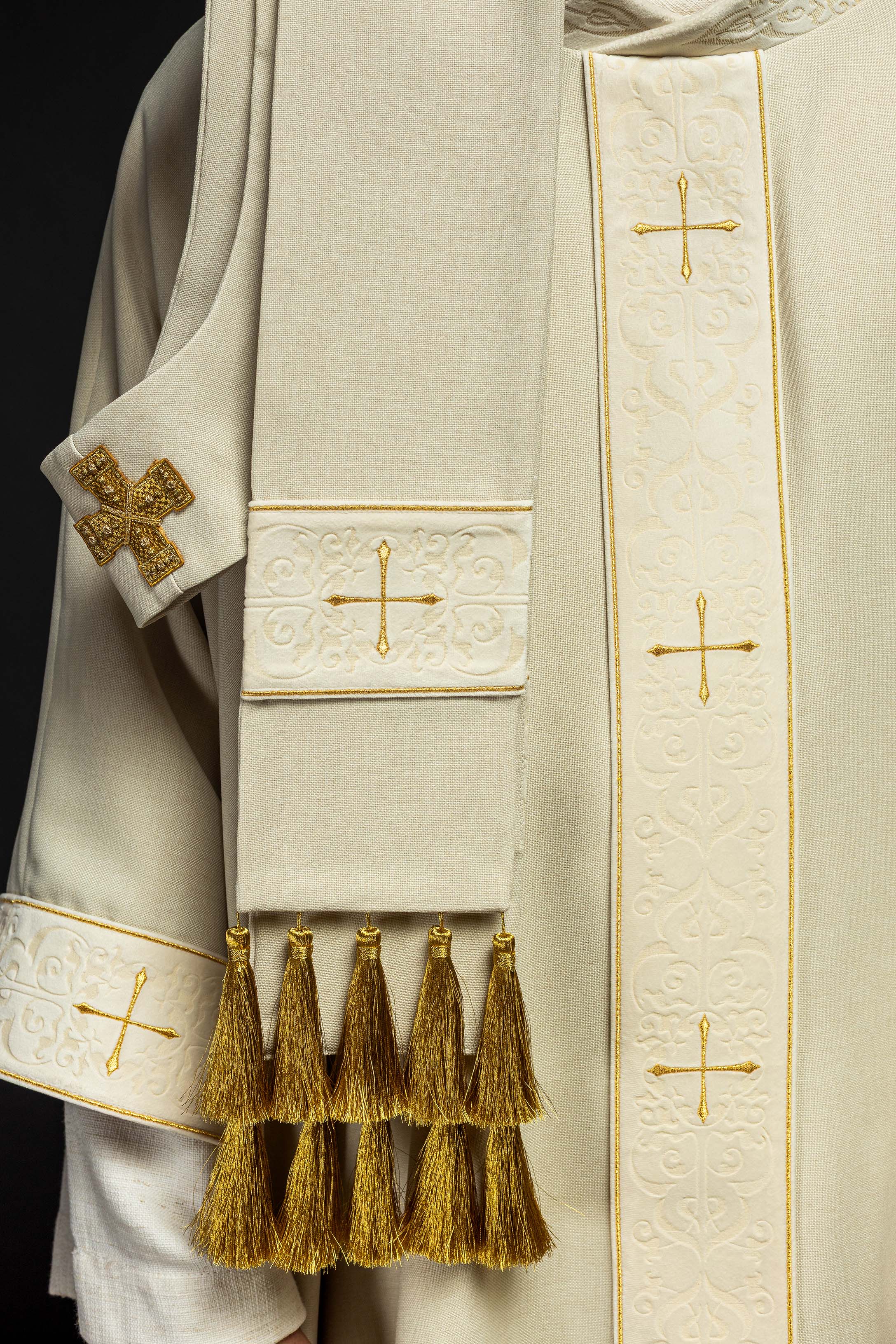Casulla color ecru con banda y cuello bordados con cruces