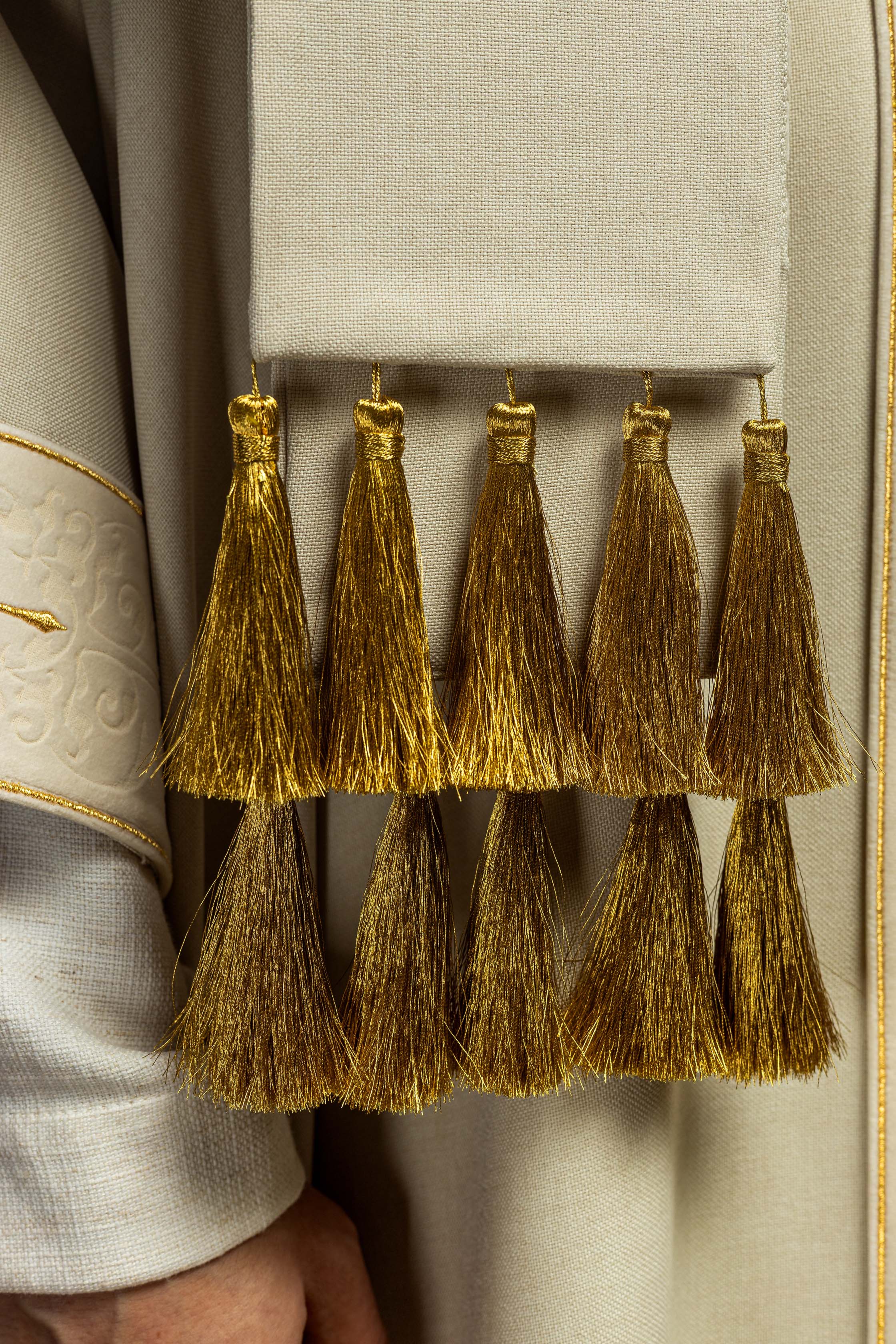 Casulla color ecru con banda y cuello bordados con cruces