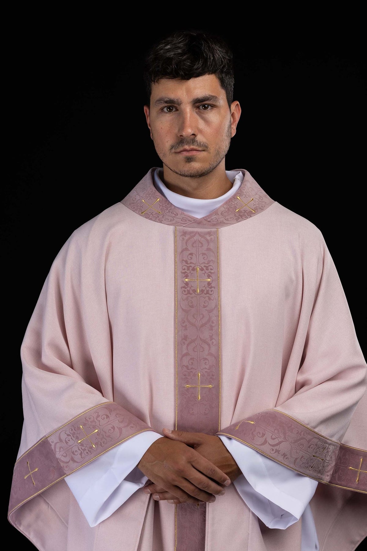 Casulla rosa con galón central bordado y cuello con cruces