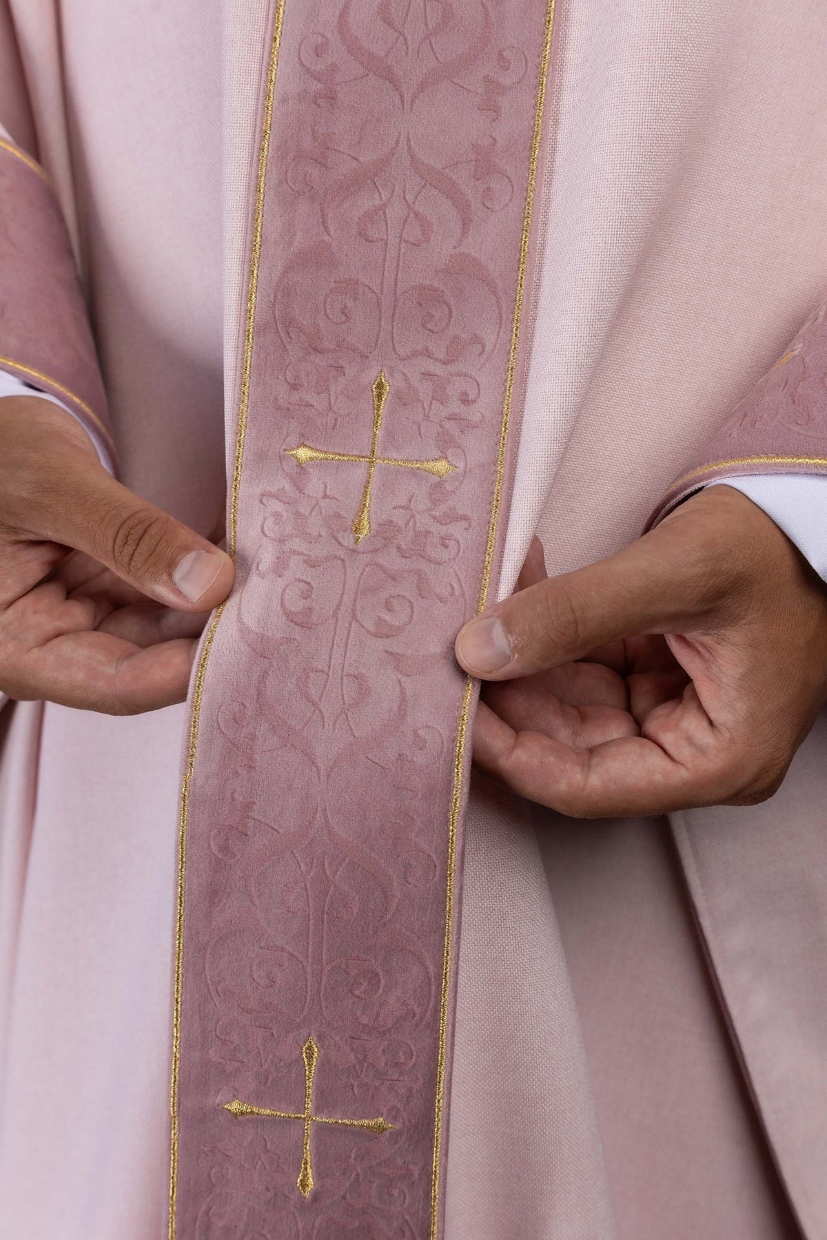 Casulla rosa con galón central bordado y cuello con cruces
