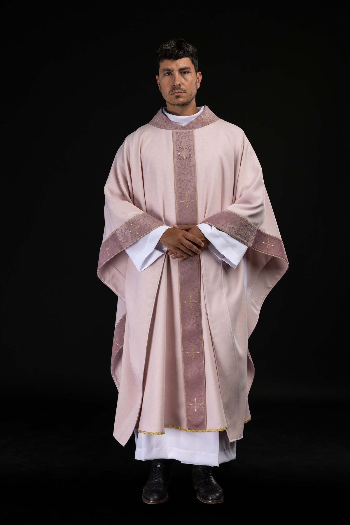 Casulla rosa con galón central bordado y cuello con cruces