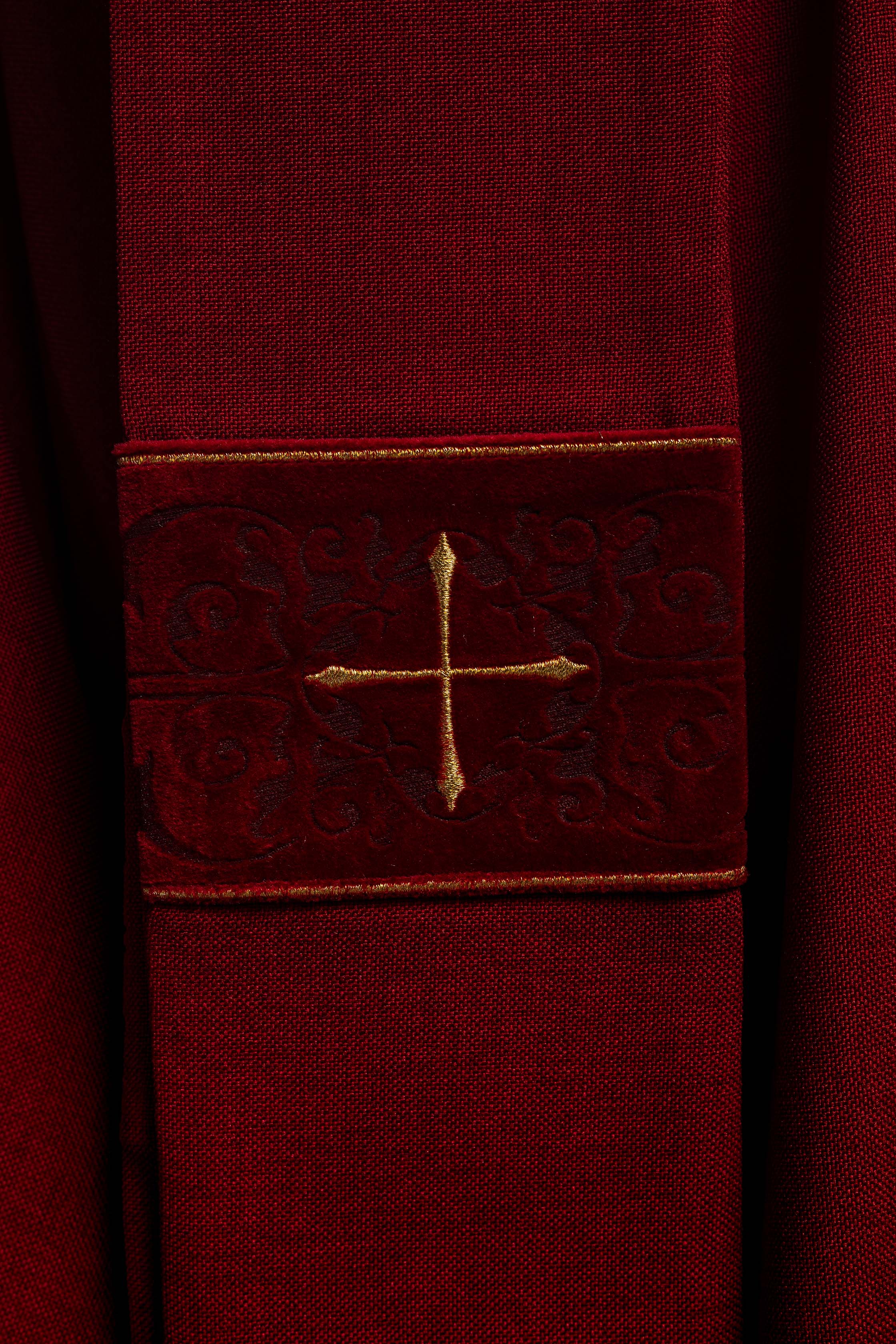 Casulla de color rojo con banda bordada con cruces
