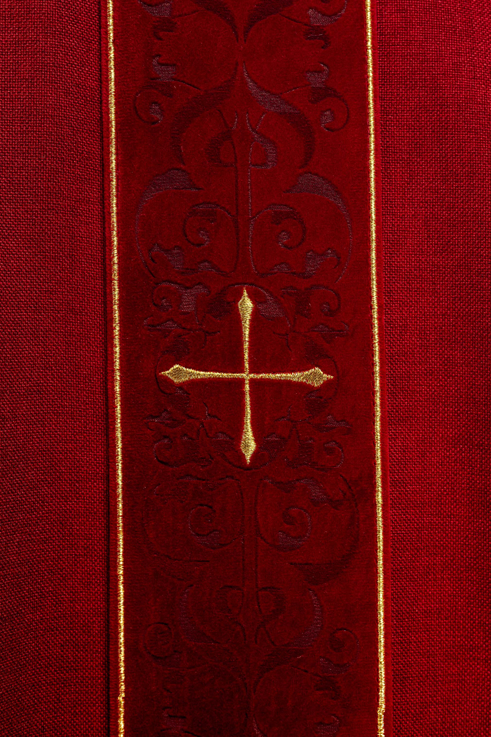 Casulla de color rojo con banda bordada con cruces