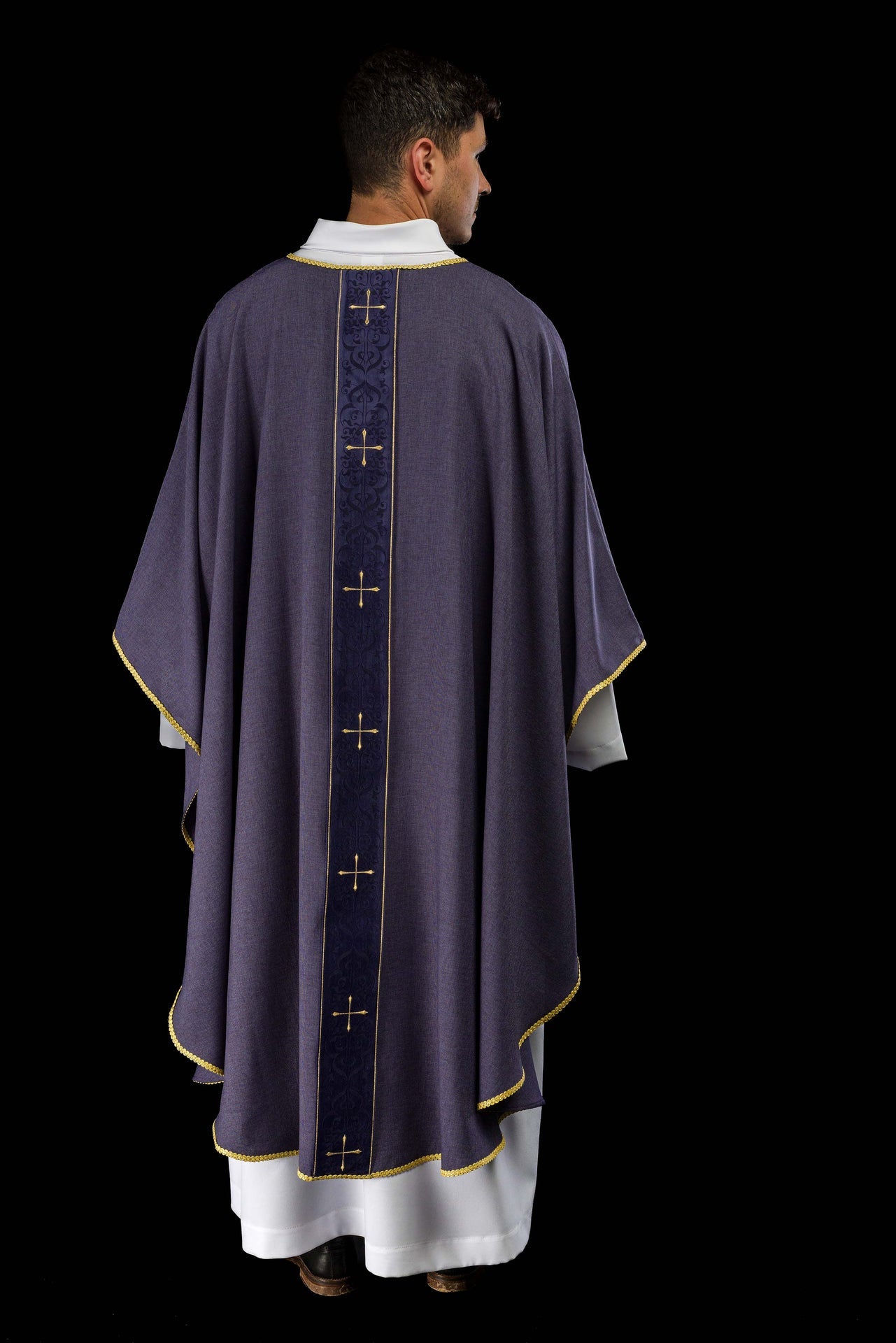 Casulla en color morado con banda bordada de cruces
