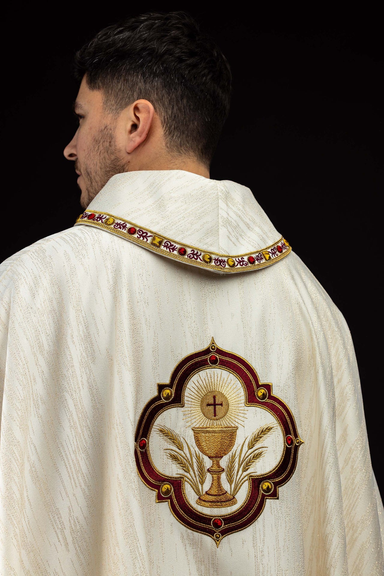 Ornat haftowany z wizerunkiem Serca Pana Jezusa i Kielicha eucharystycznego - ORNATY.PL