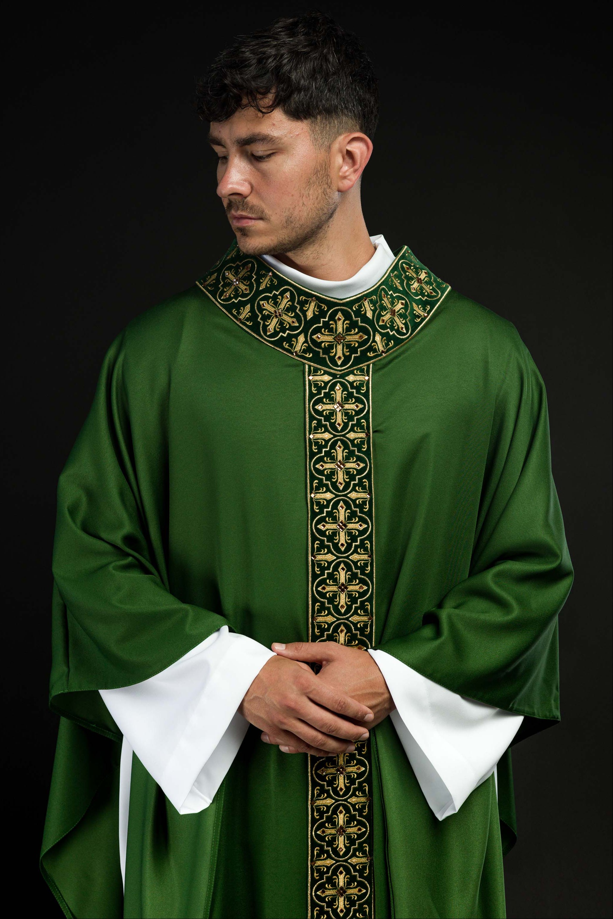 Casulla verde con galón ricamente bordado y decorado con 500 piedras