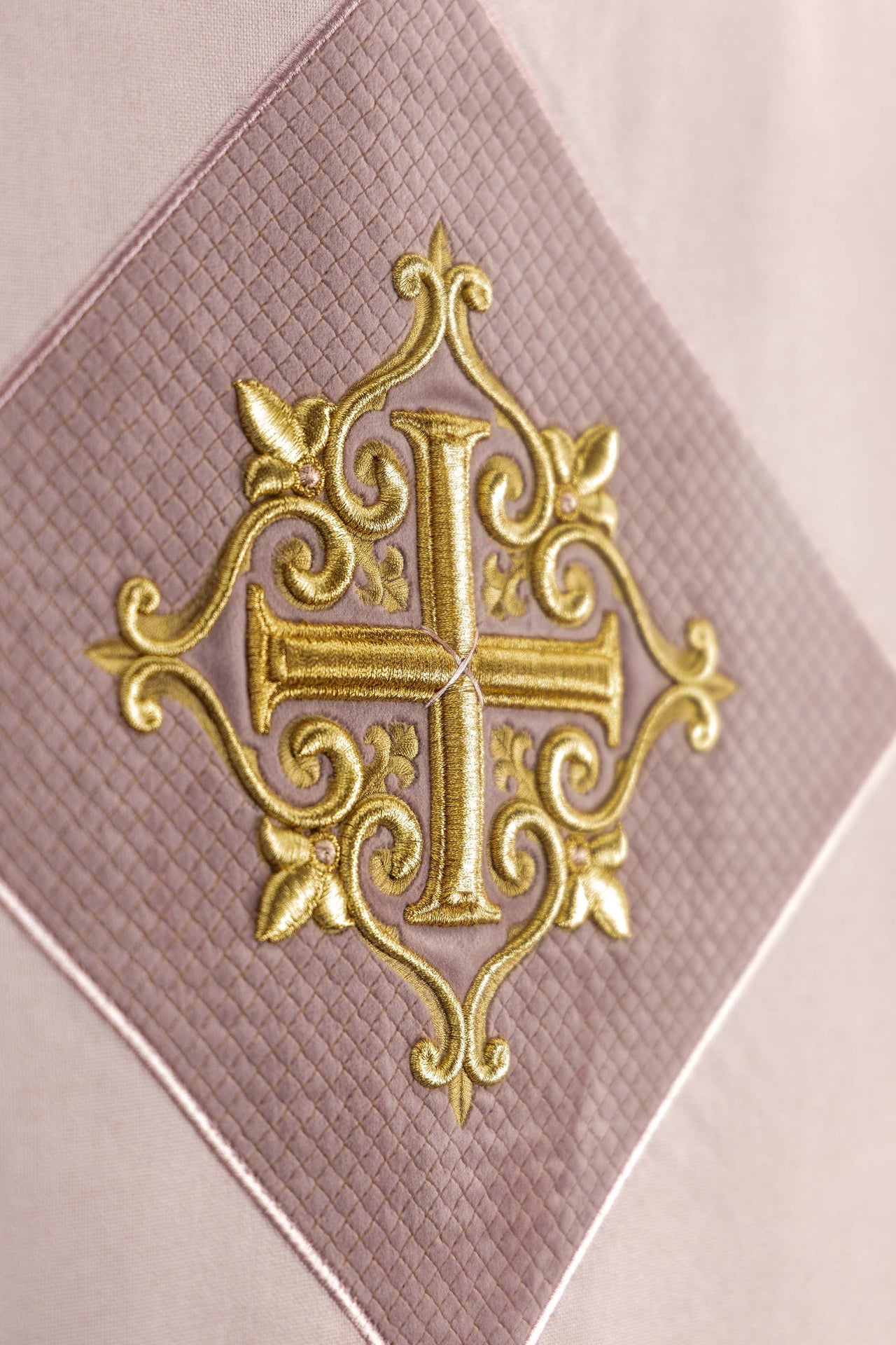Paño de atril rosa con cruz bordada