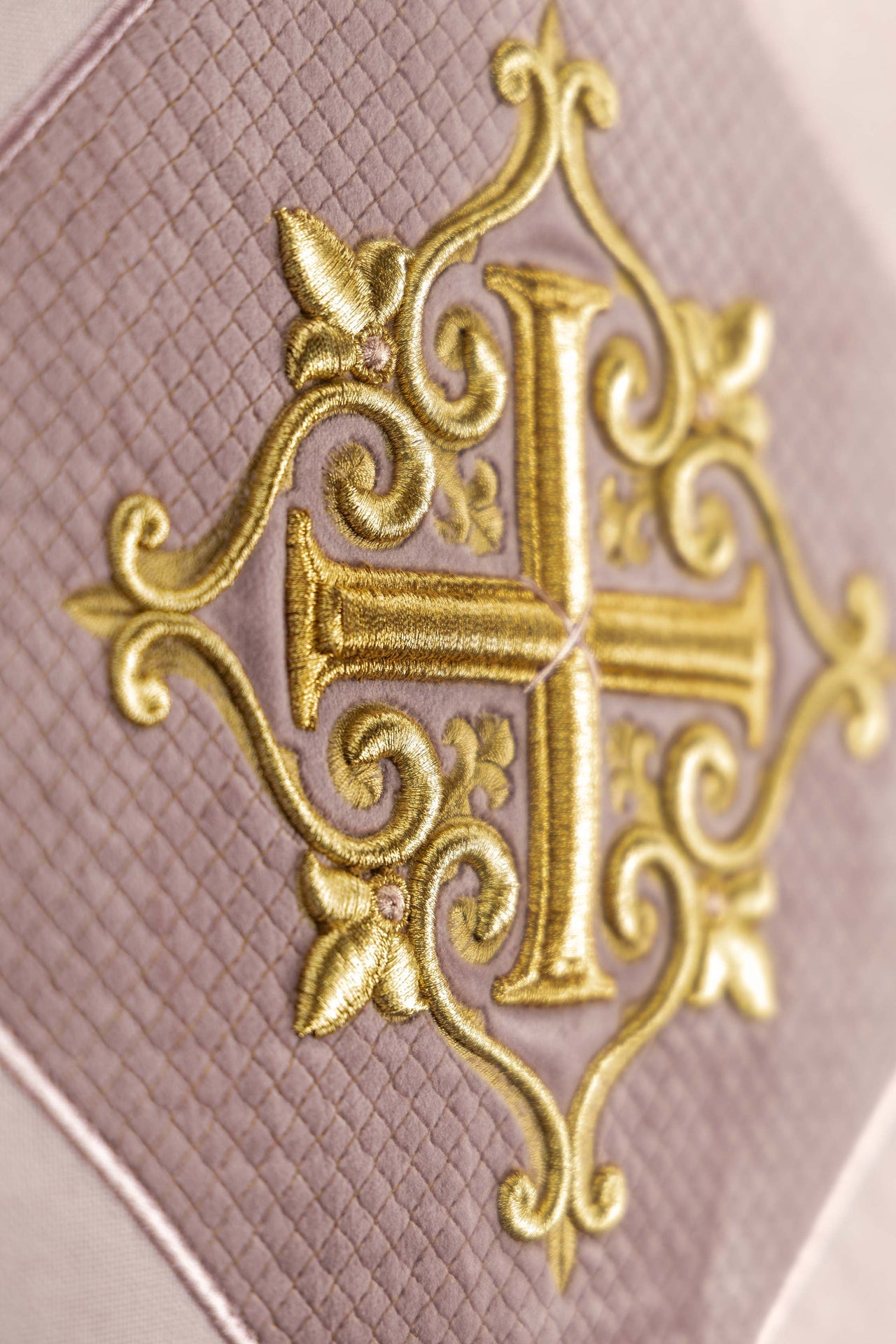 Paño de atril rosa con cruz bordada