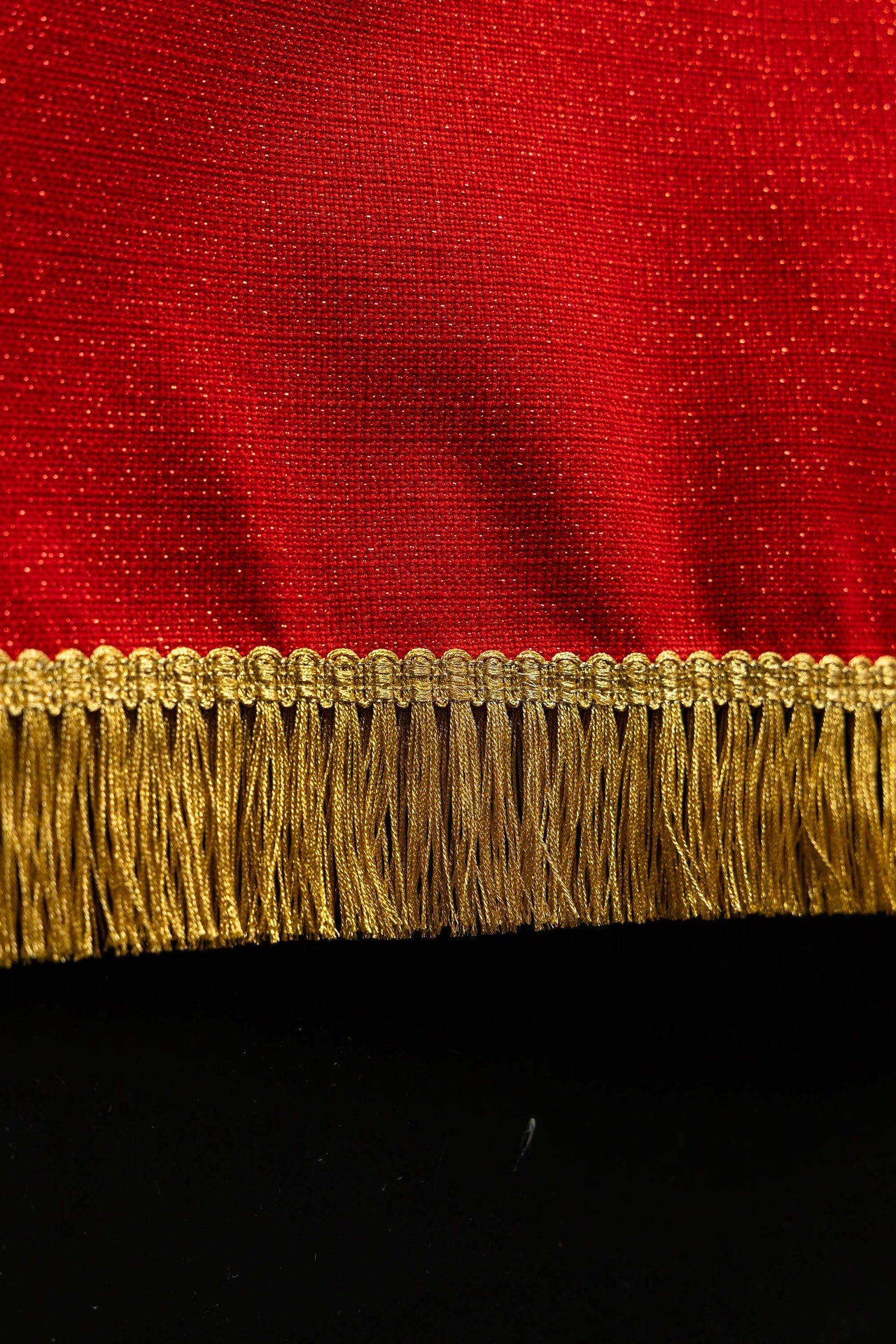 Paño rojo bordado para atril litúrgico con el símbolo de la paloma y las llamas