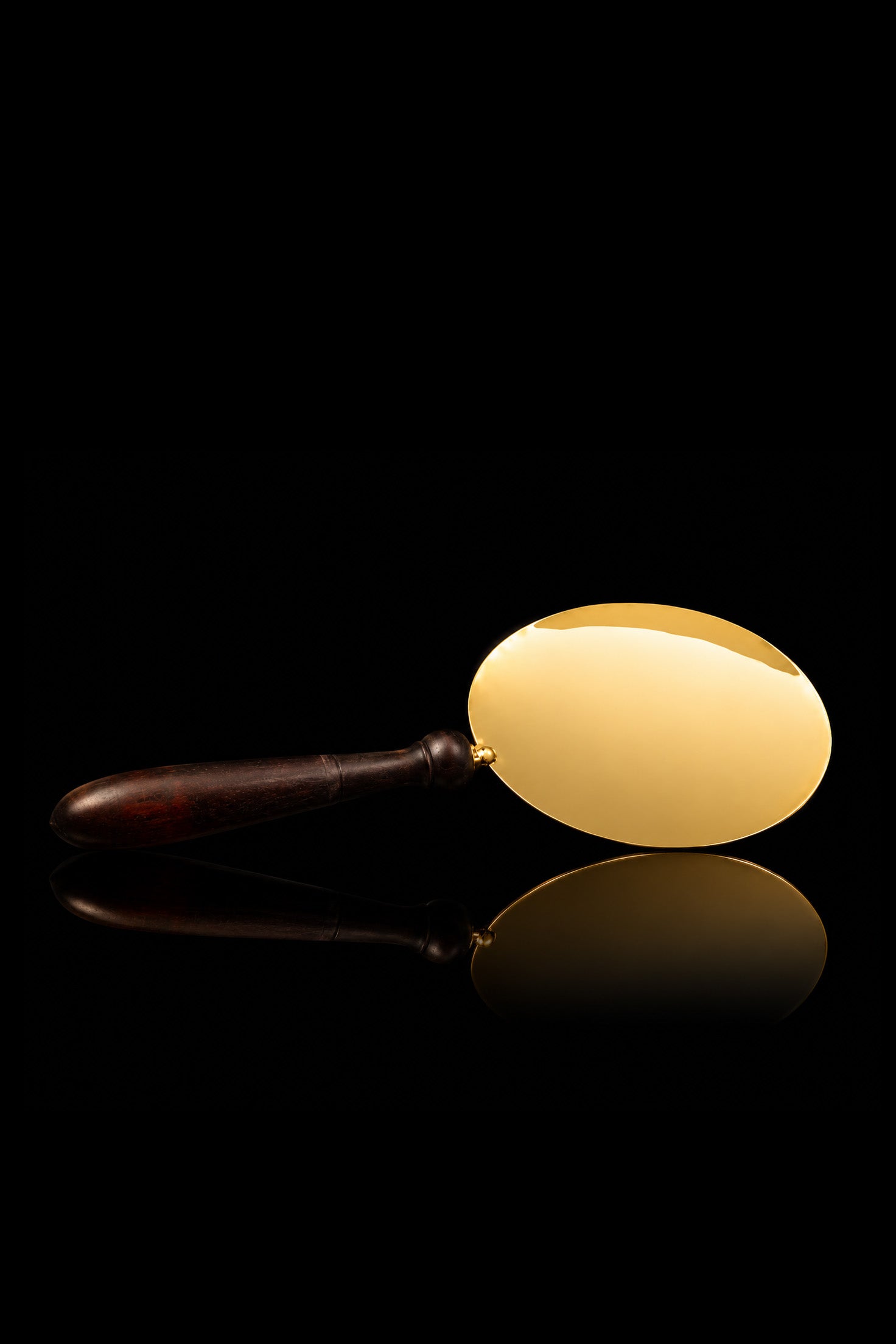 Patena de comunión hecha a mano con mango de madera