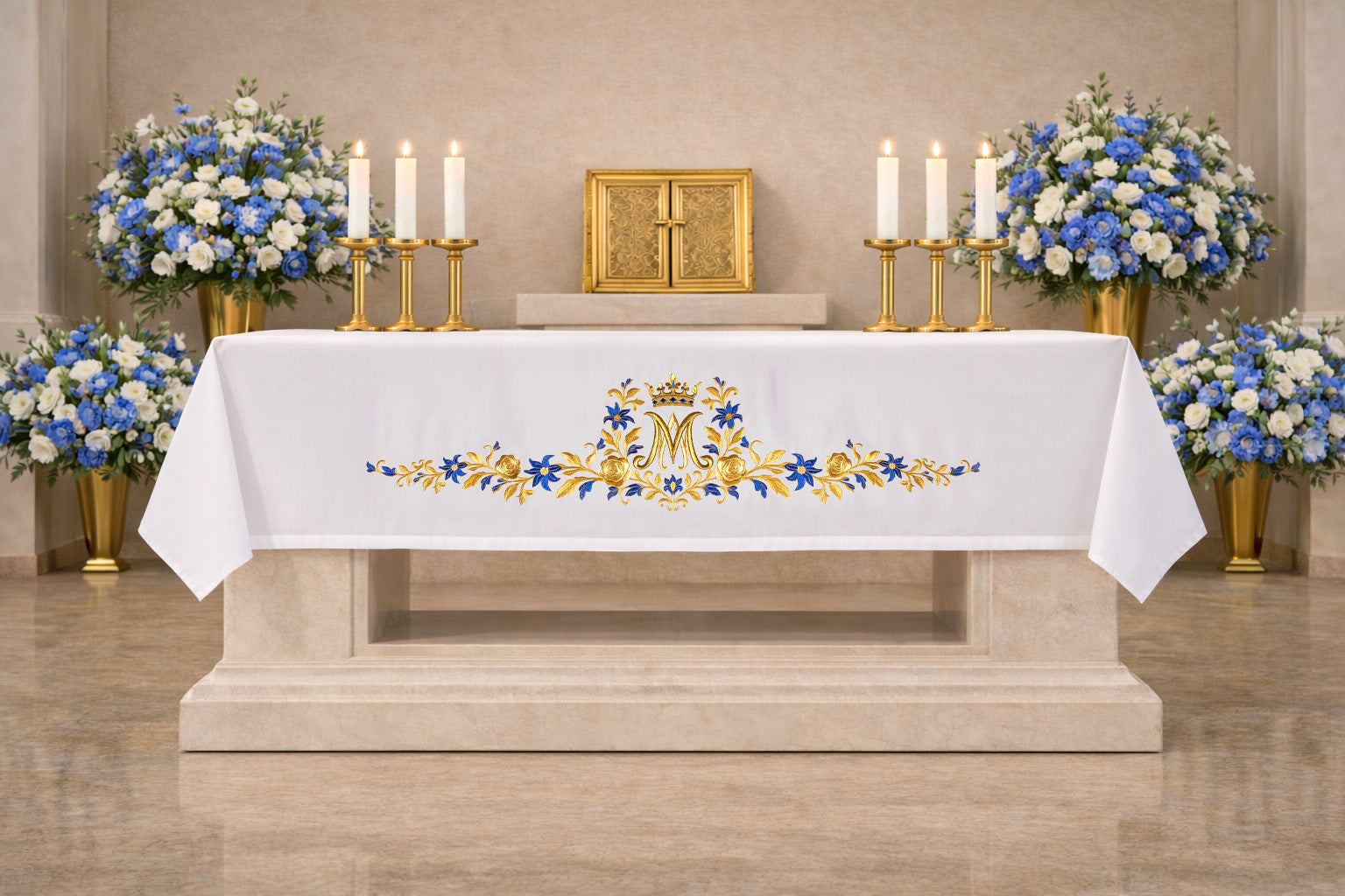 Obrus ołtarzowy z haftowanym symbolem maryjnym