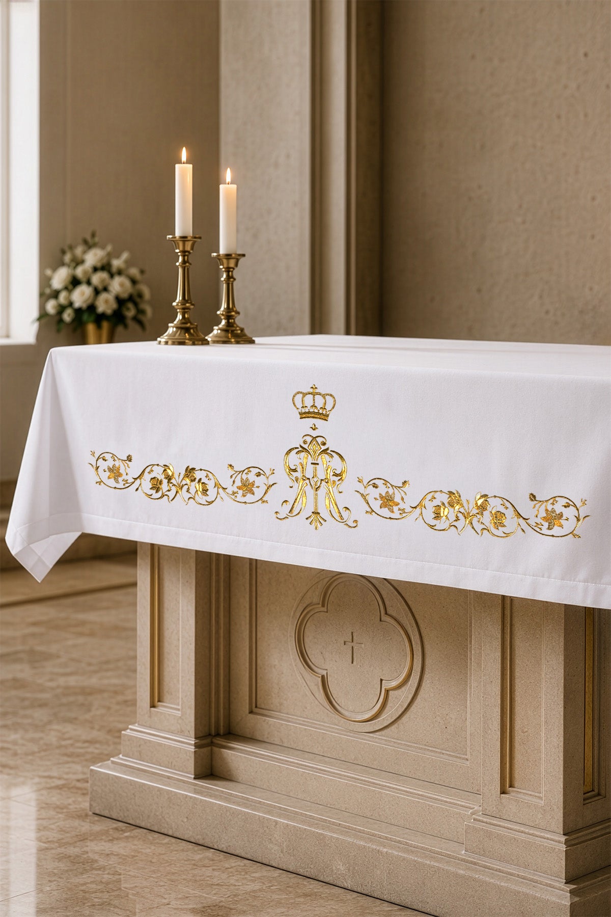 Mantel de altar con símbolo mariano bordado