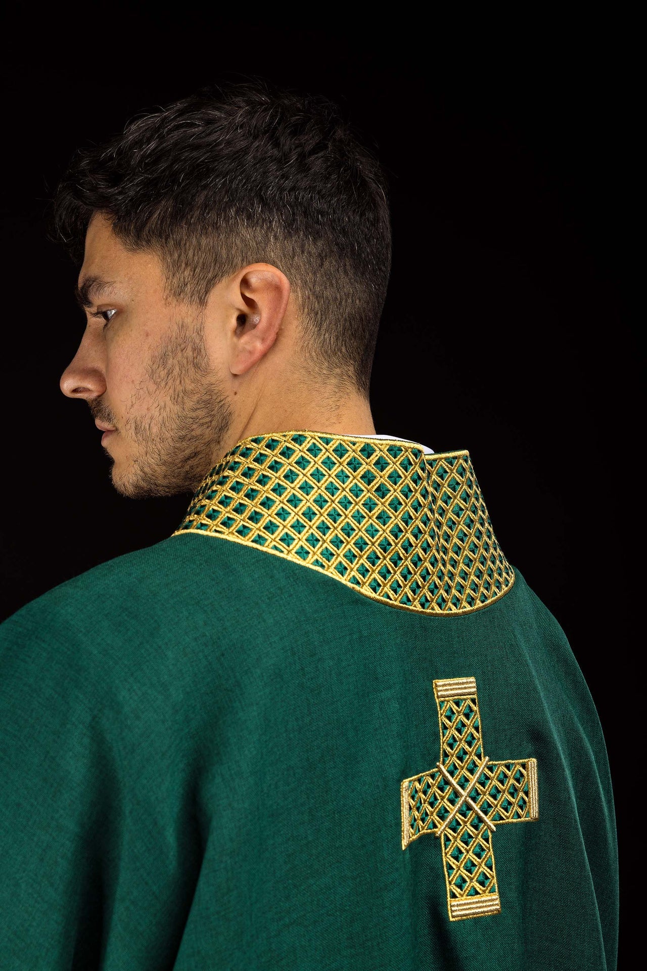 Dalmatica verde con cruces bordadas y cuello decorado