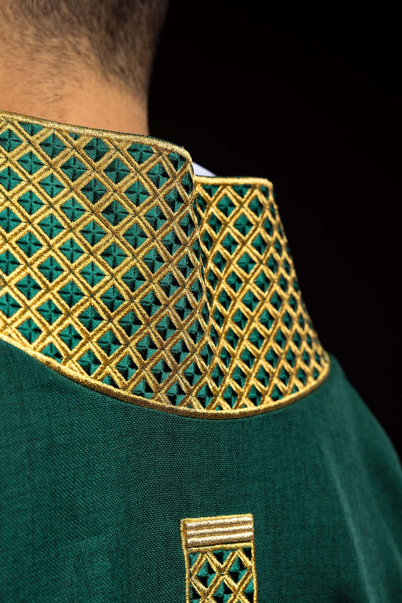 Dalmatica verde con cruces bordadas y cuello decorado