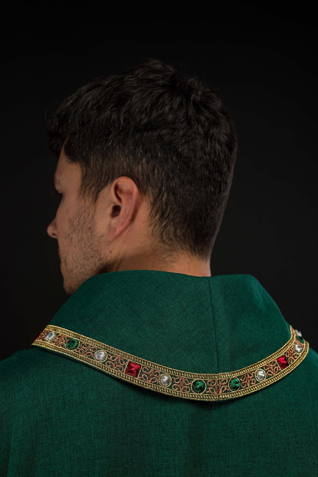 Dalmática con símbolo IHS y cuello en color verde