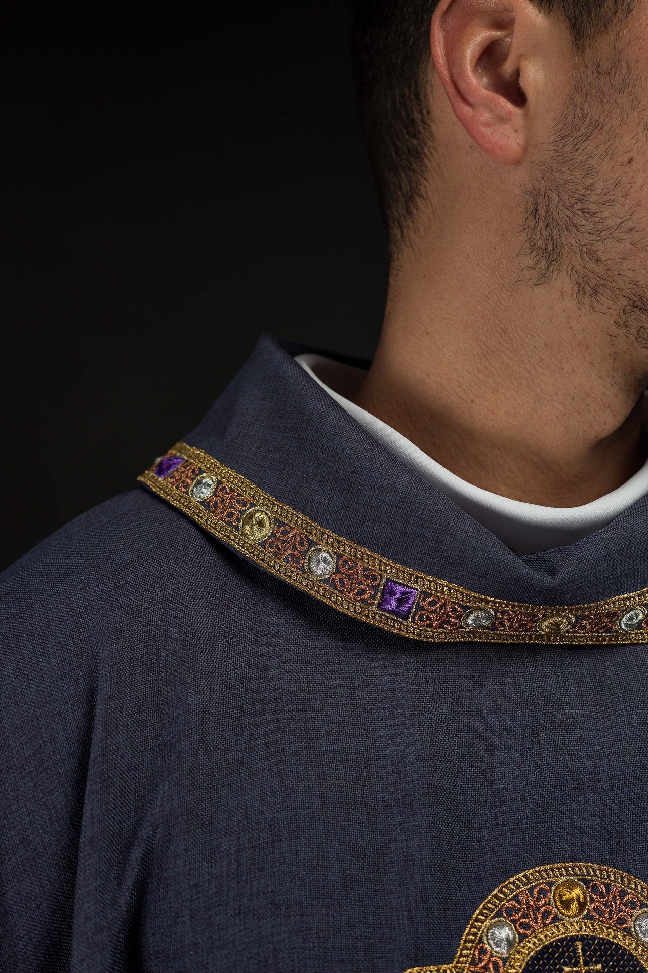 Dalmática con símbolo IHS y cuello en color morado