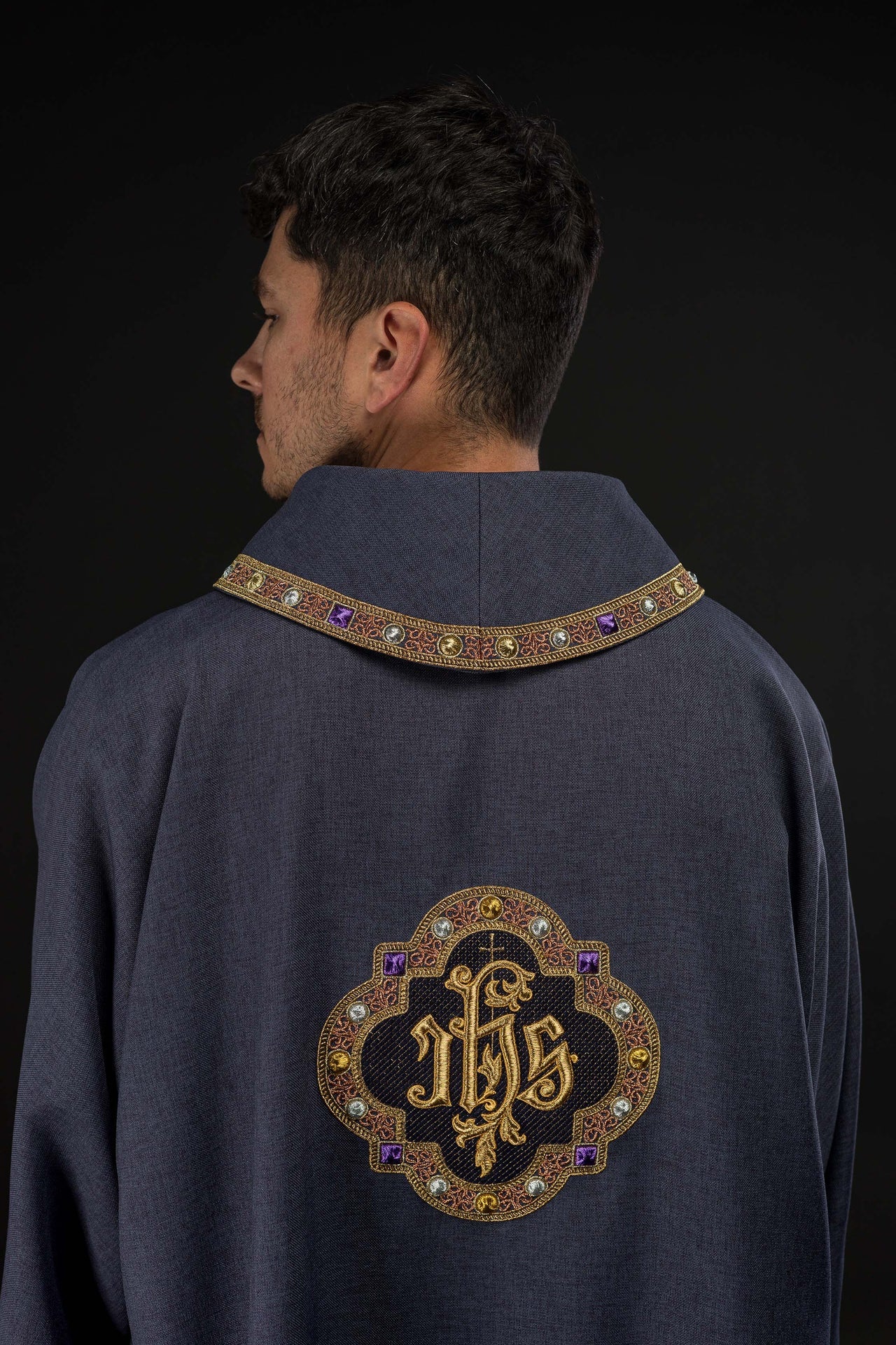Dalmática con símbolo IHS y cuello en color morado