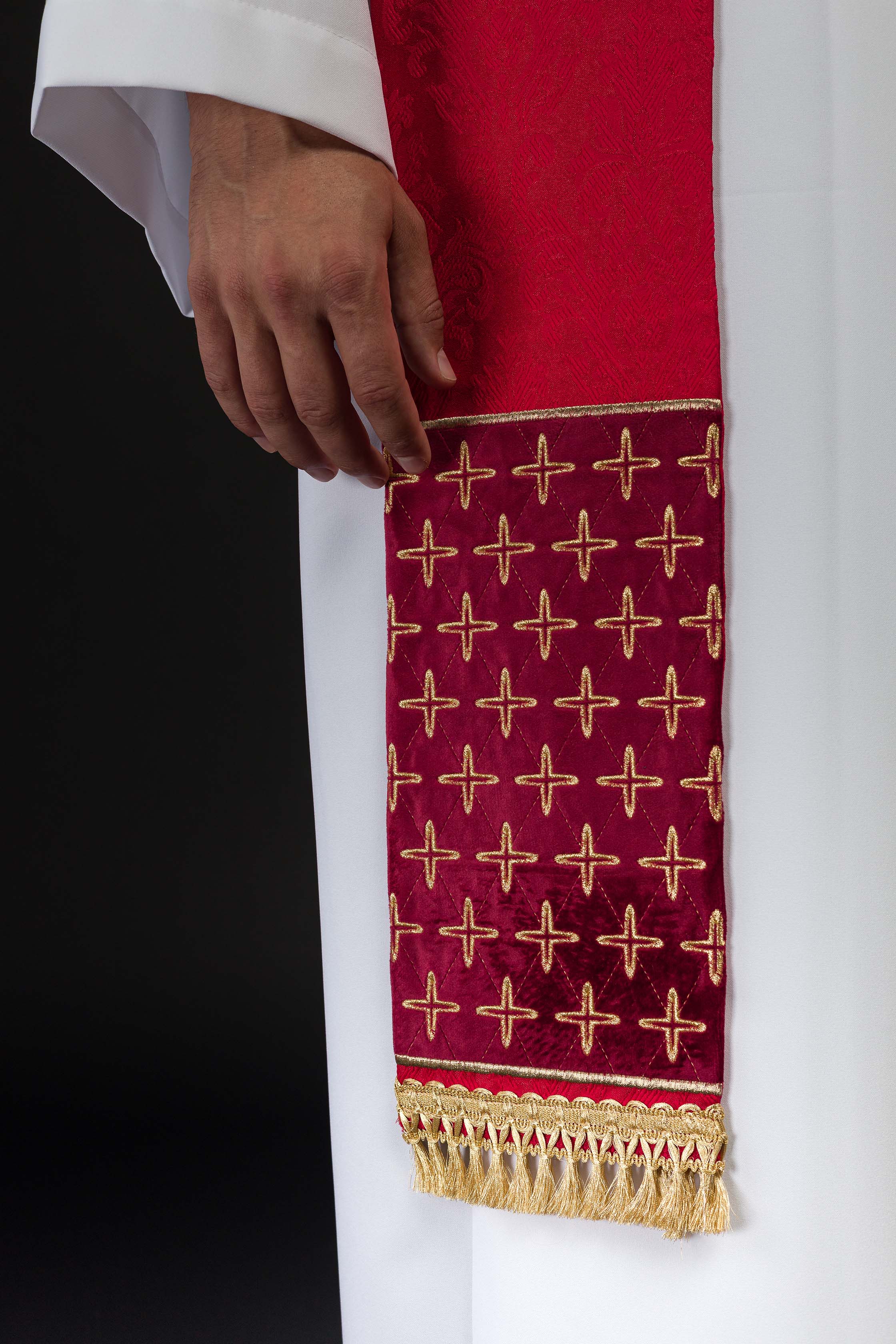 Estola jacquard bordada con motivos de cruces rojo