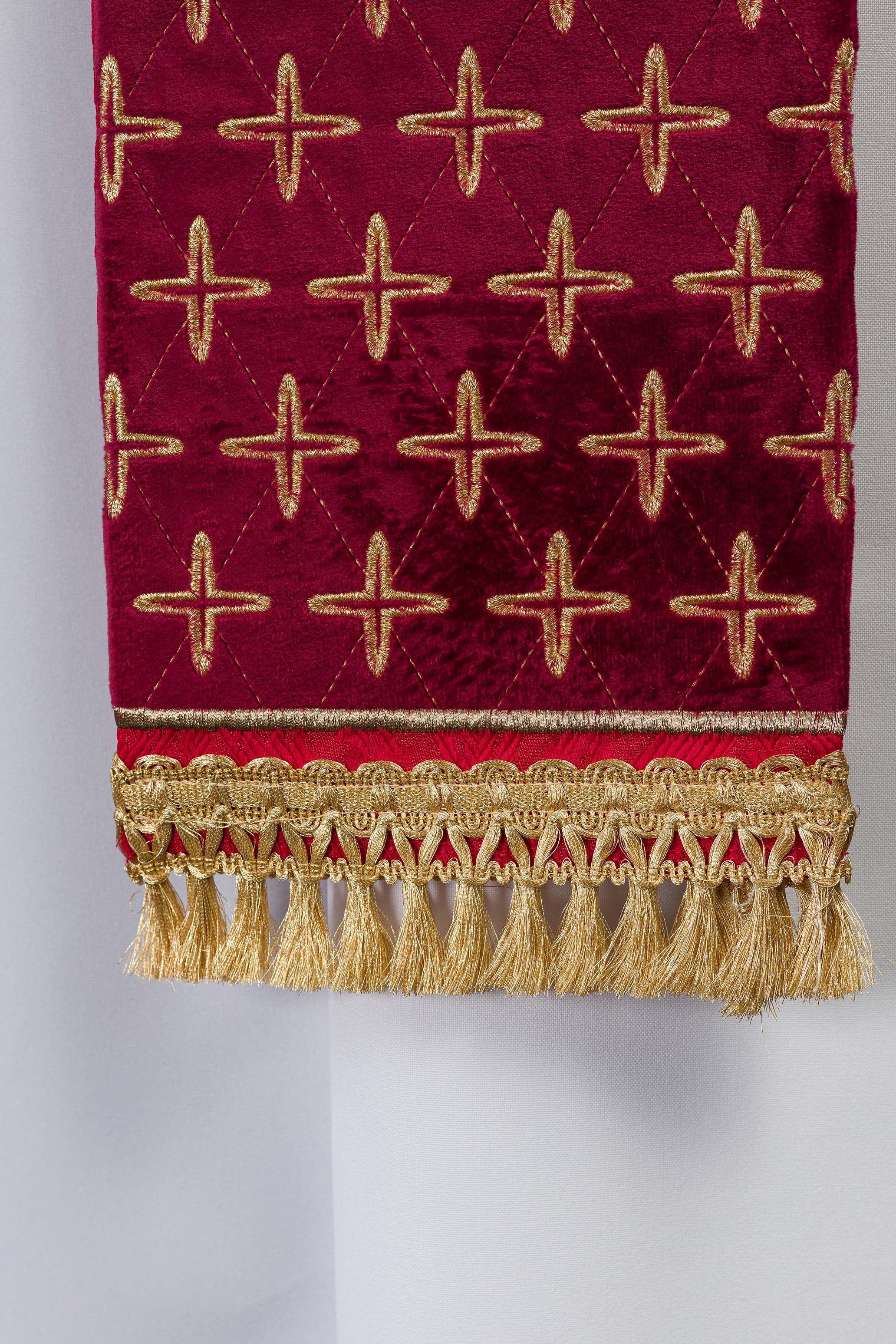 Estola jacquard bordada con motivos de cruces rojo