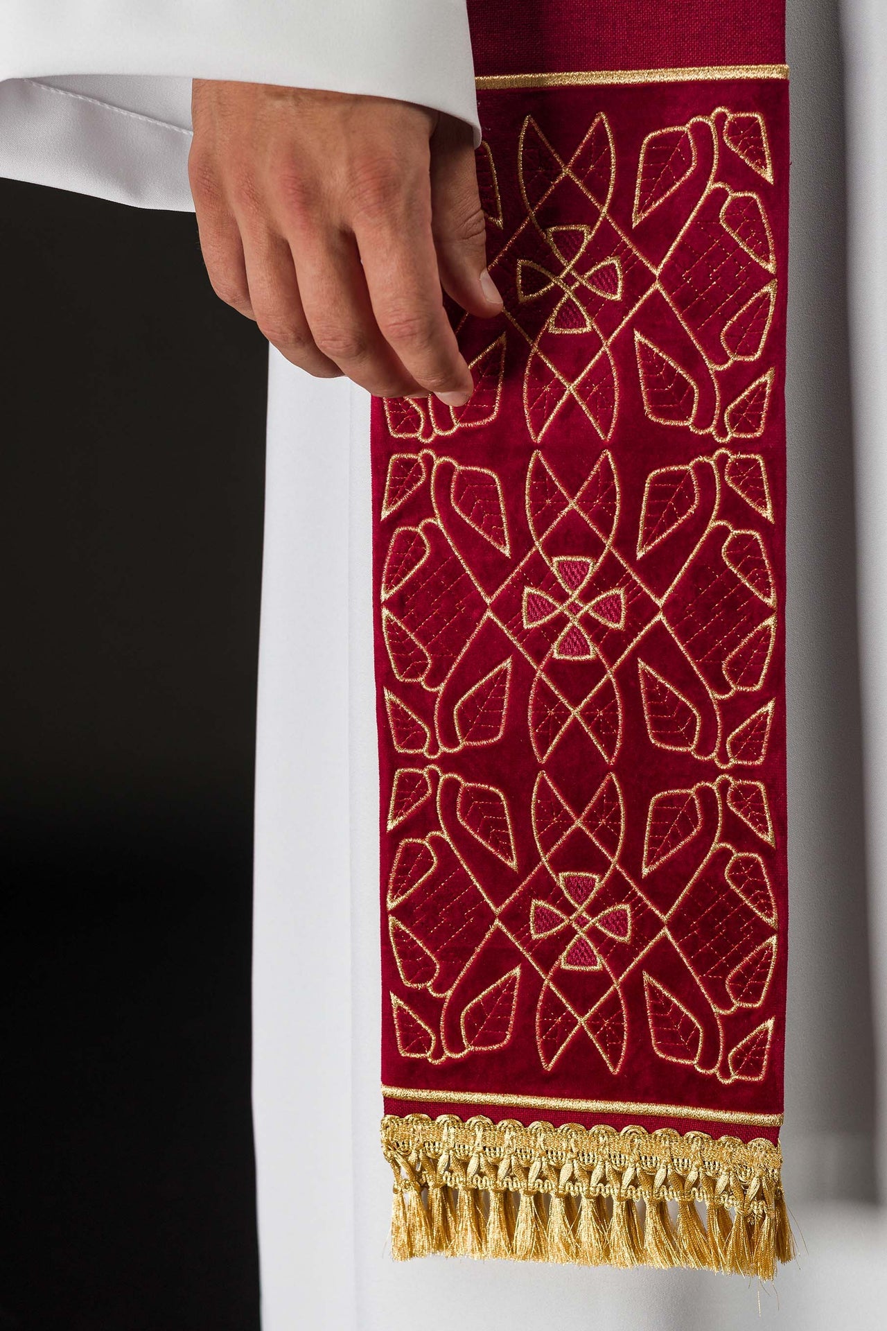 Estola de terciopelo roja bordada con motivo IHS