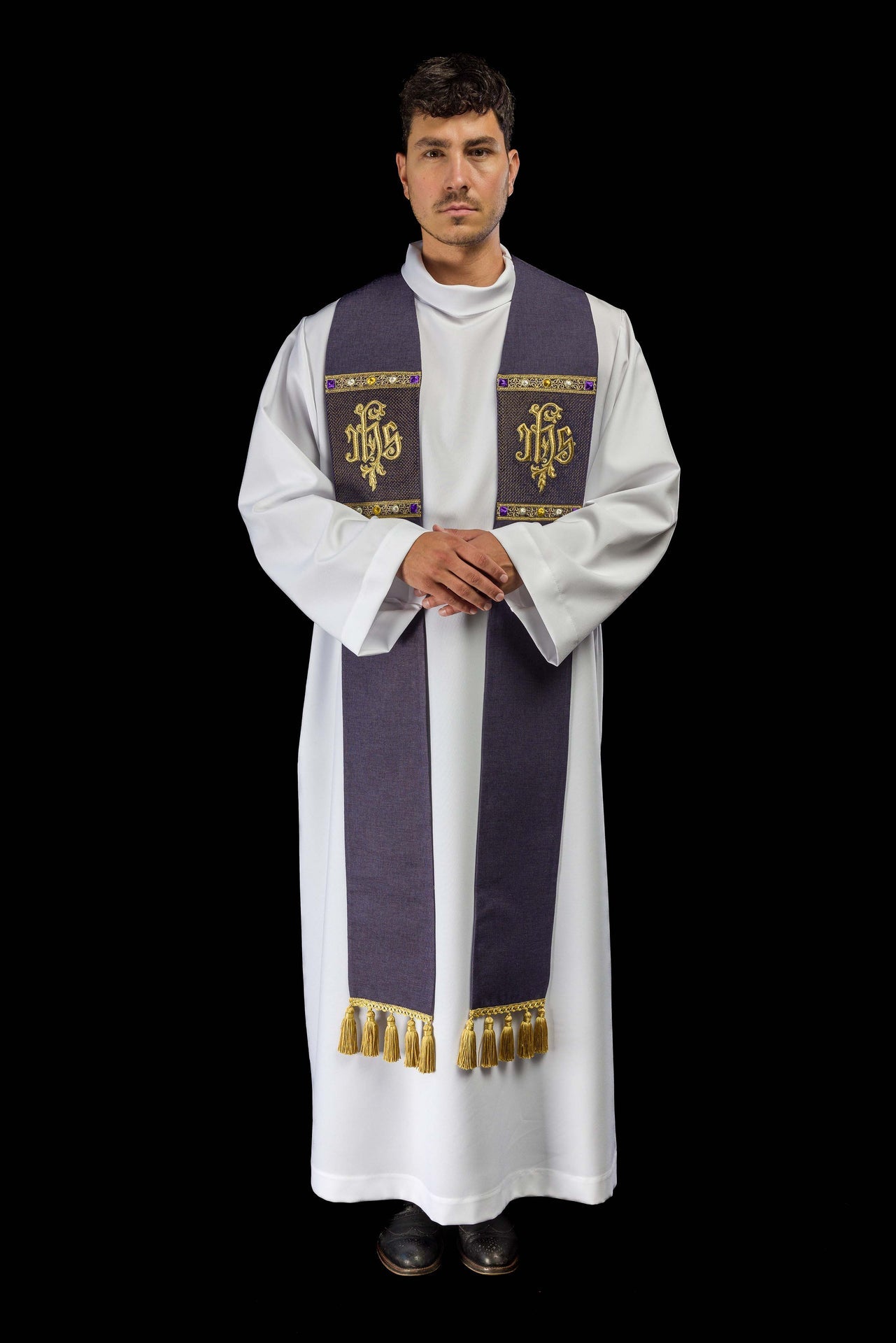 Estola bordada con motivo IHS morada