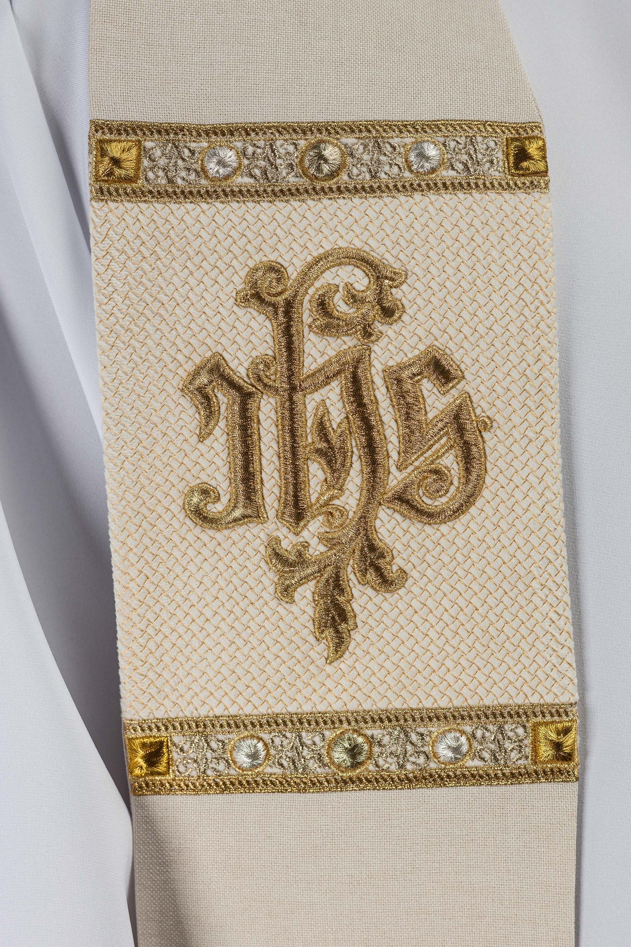 Estola bordada con motivo IHS color crudo