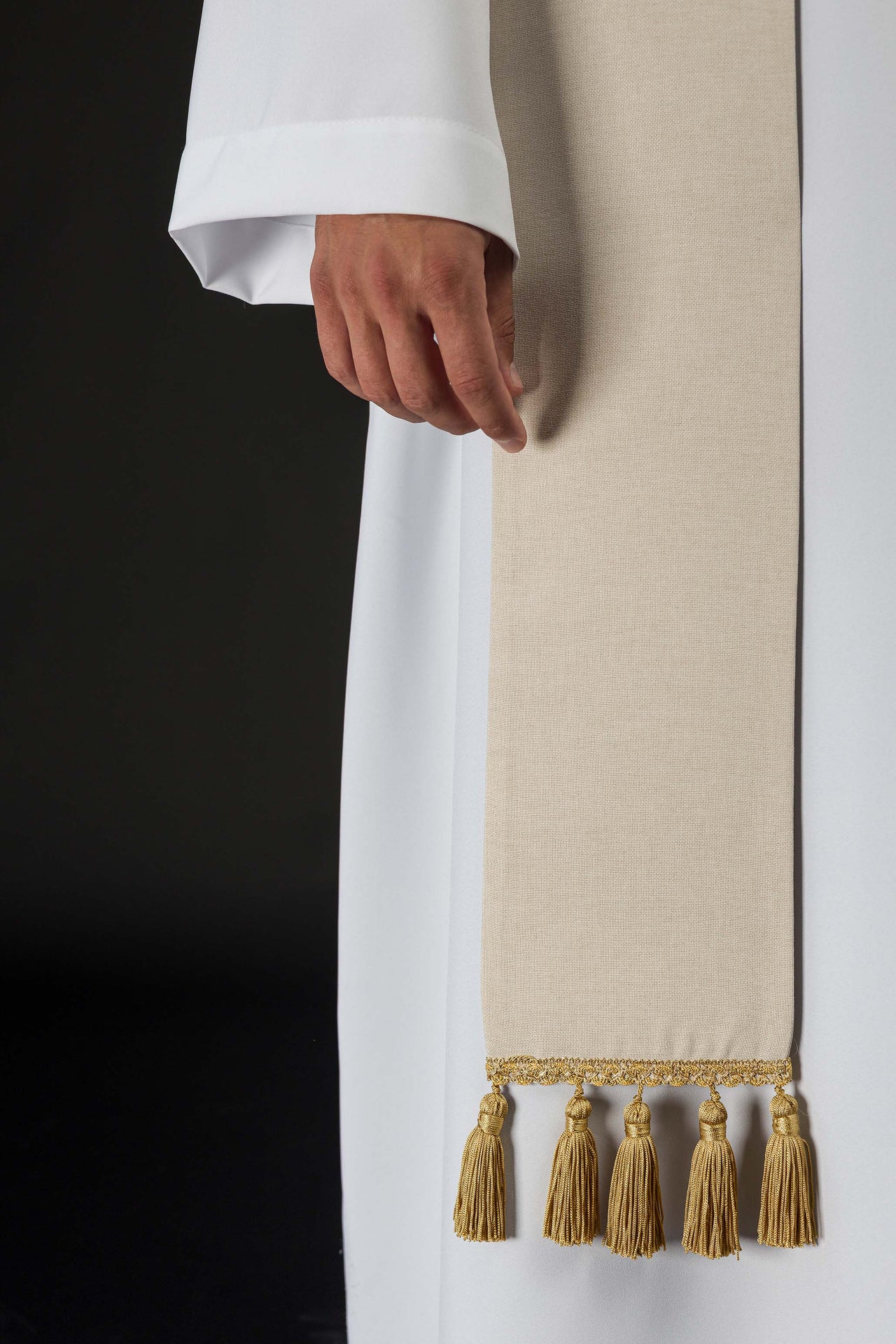 Estola bordada con motivo IHS color crudo