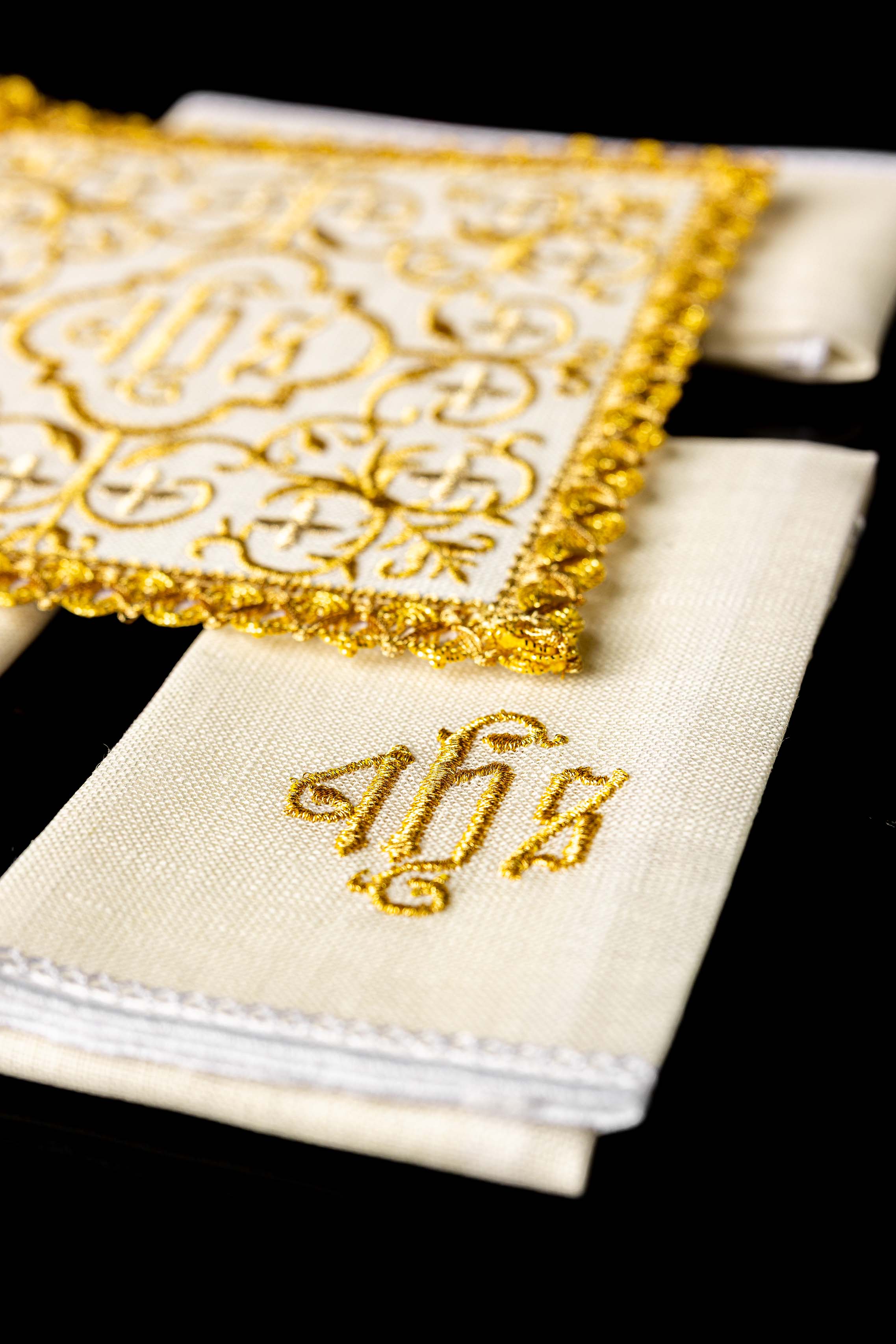 Juego de altar lino ricamente decorado con cruz y bordado JHS