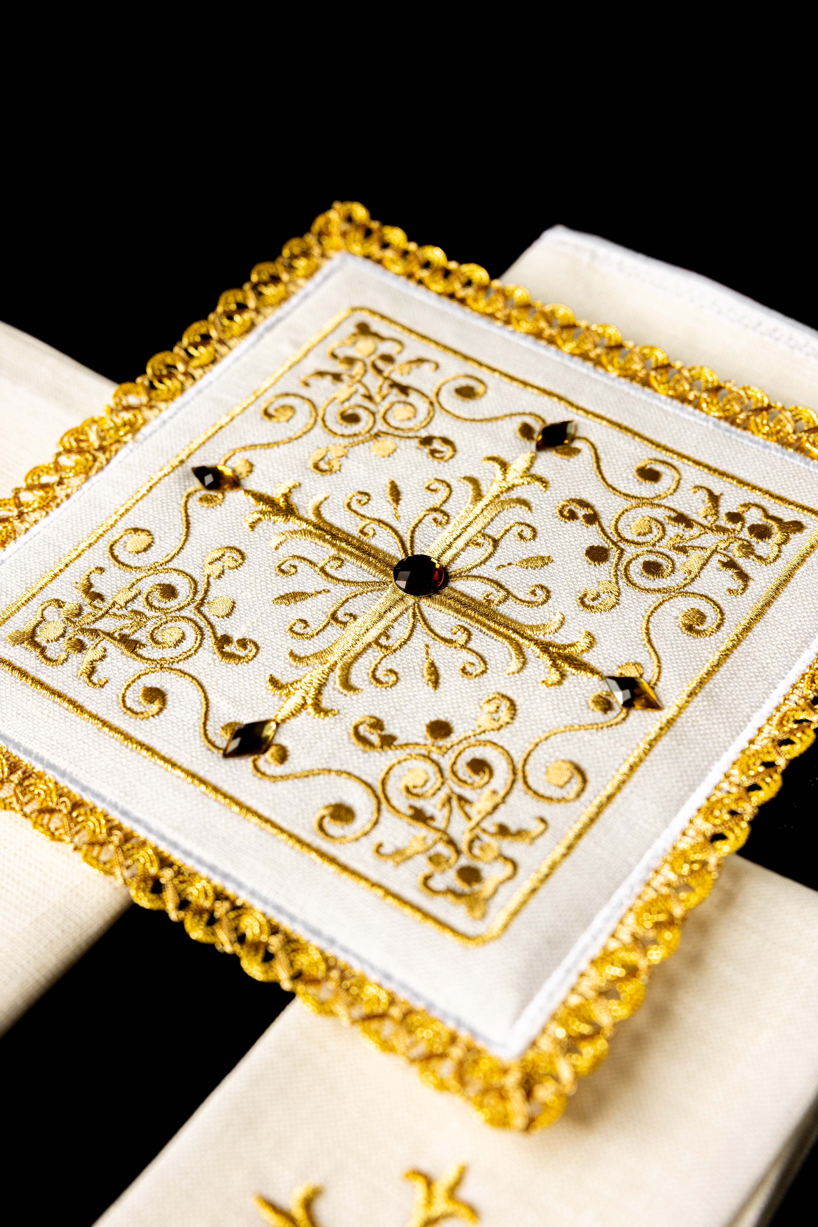 Servicio de altar lino con bordado en cruz