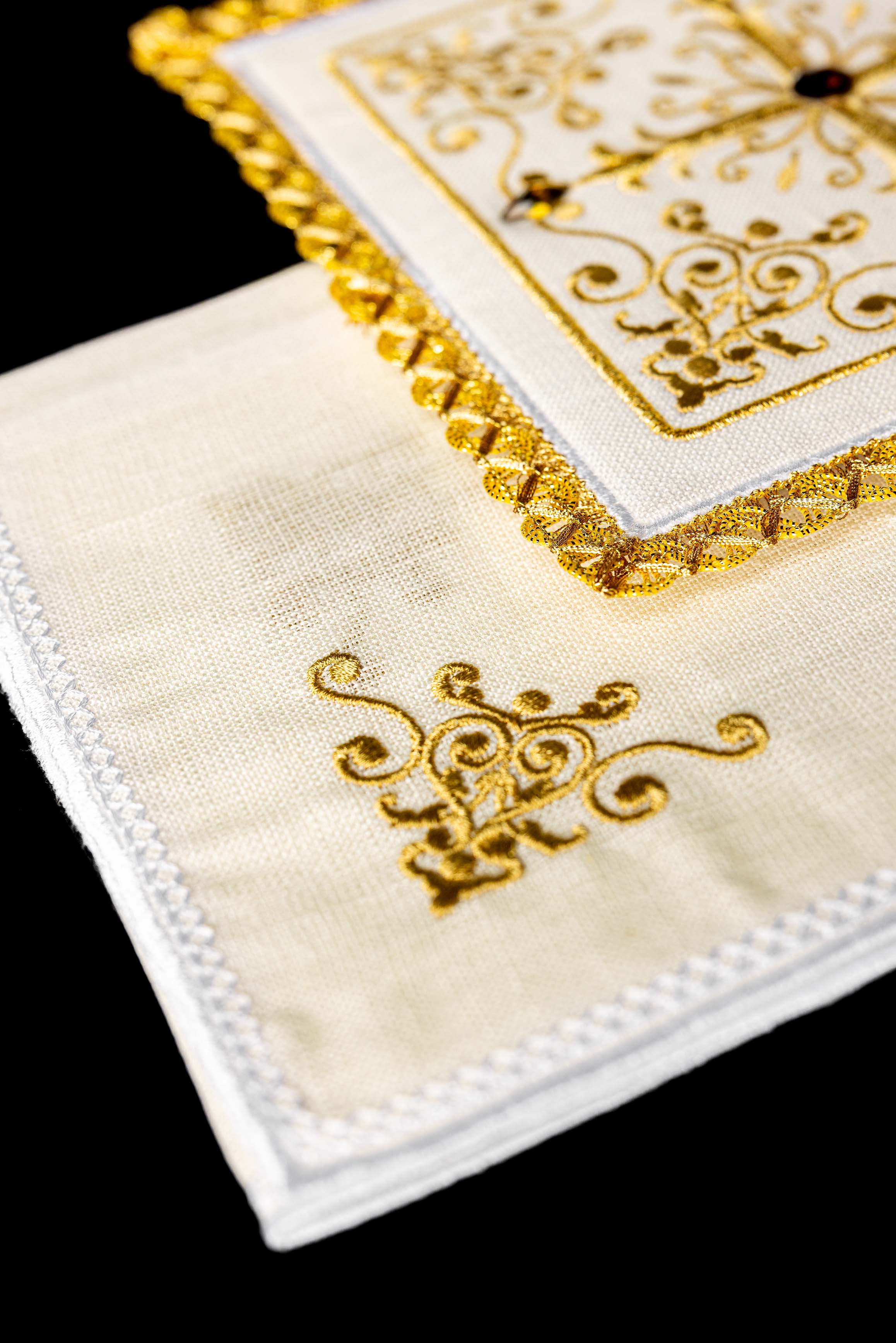 Servicio de altar lino con bordado en cruz