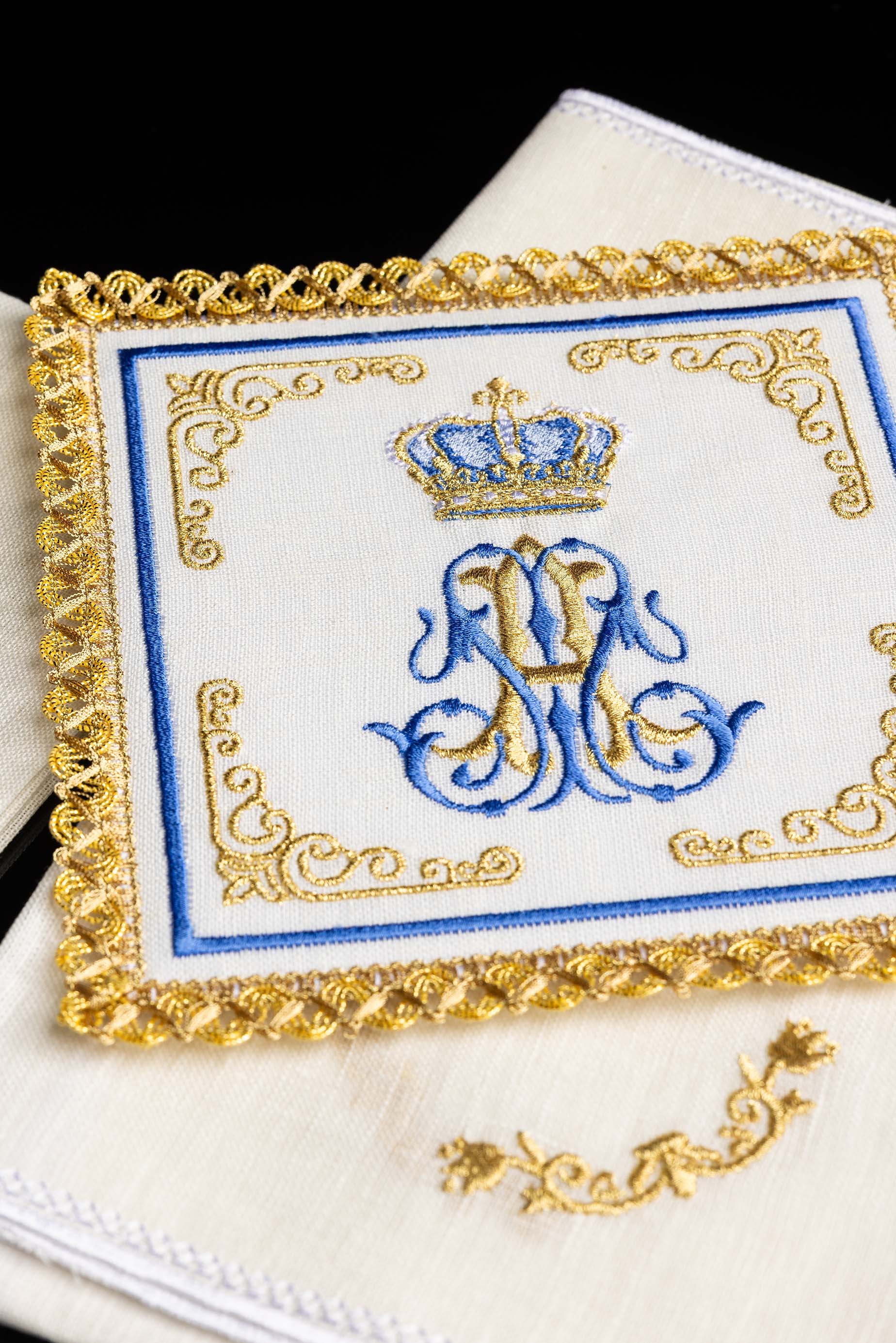 Servicio de altar lino con motivo mariano