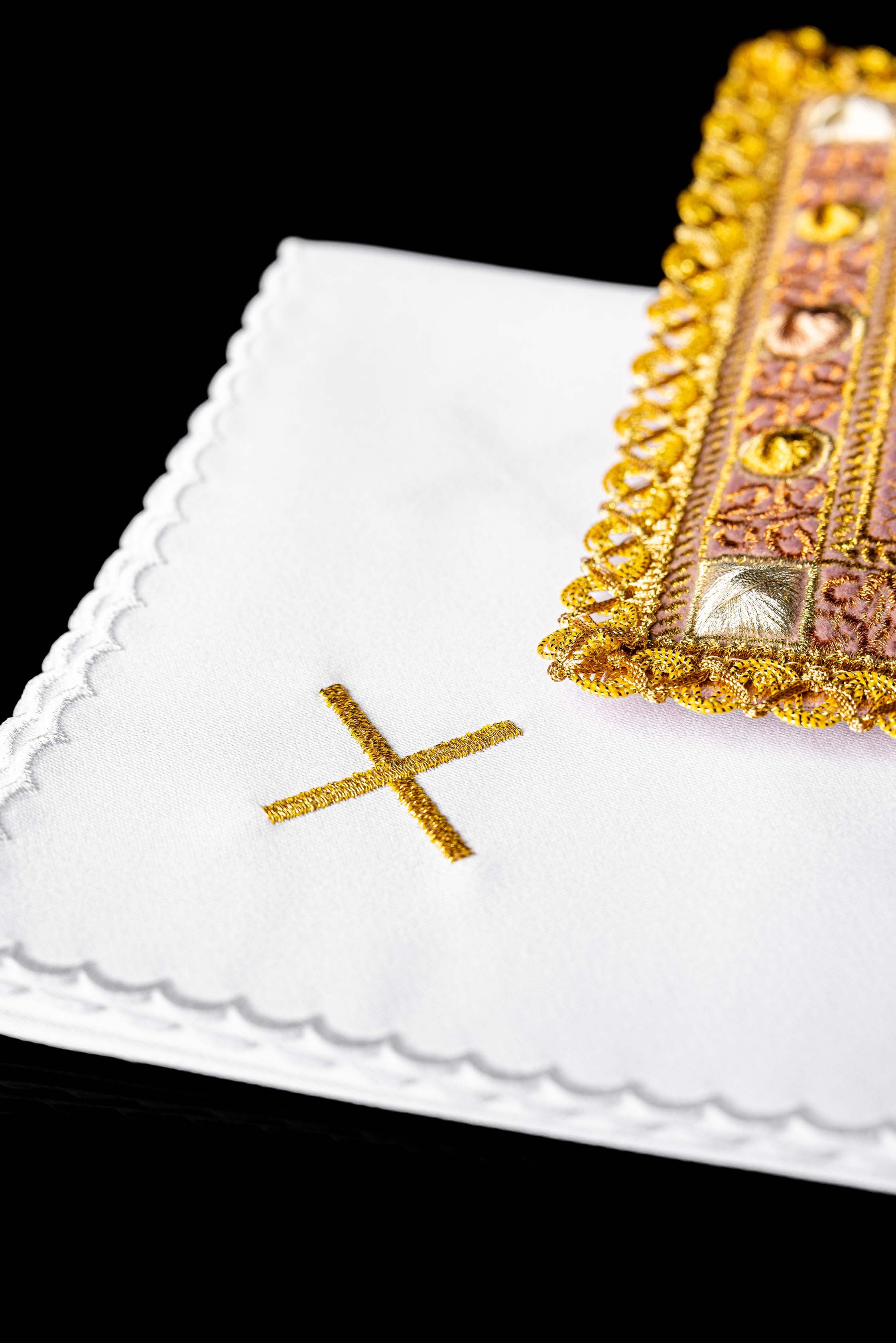 Cáliz de terciopelo engastado en rosa con el símbolo IHS bordado