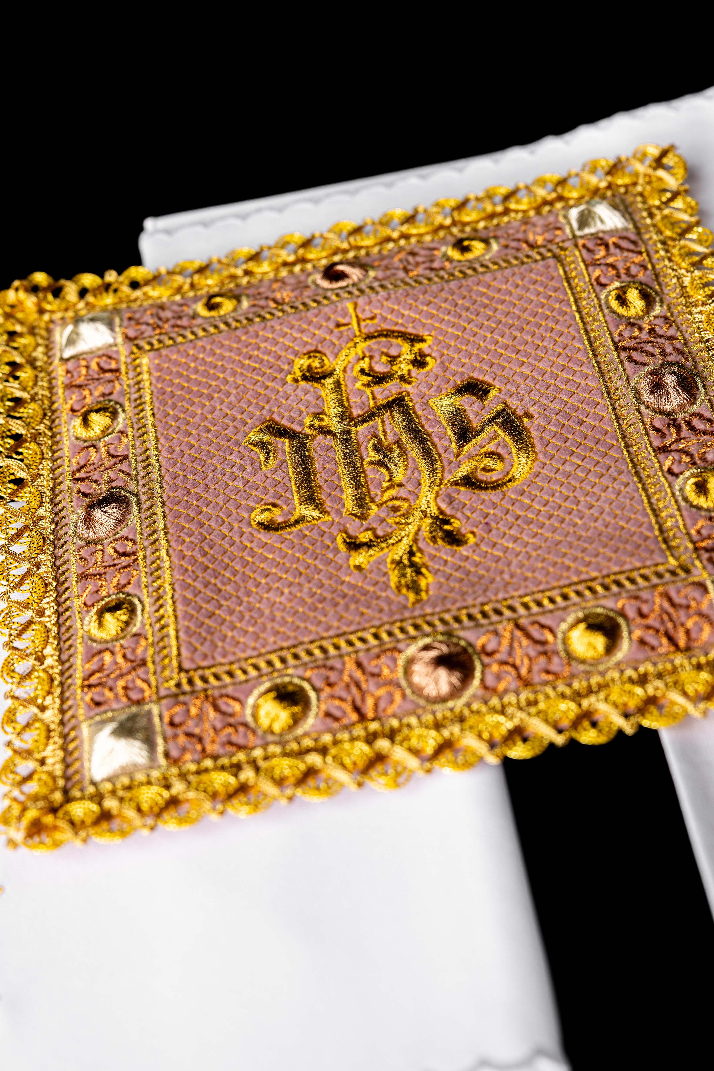 Cáliz de terciopelo engastado en rosa con el símbolo IHS bordado