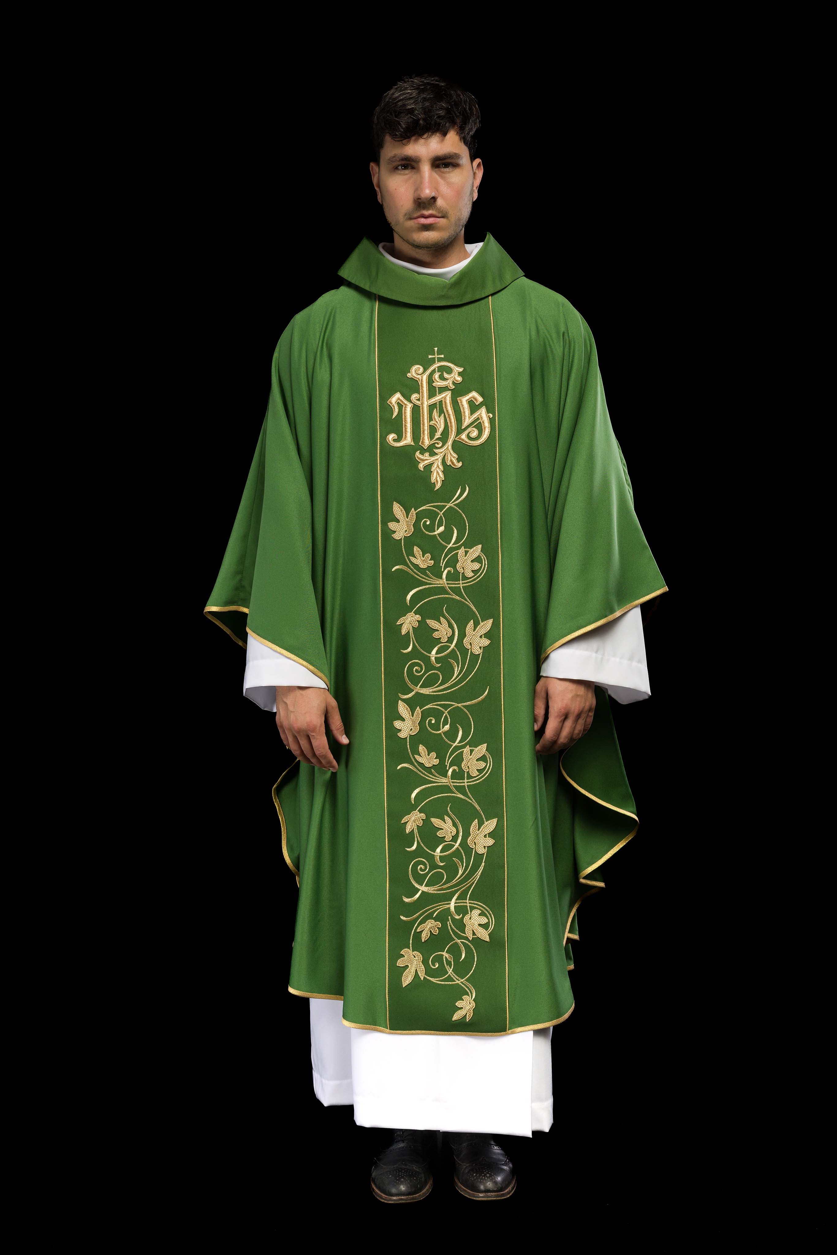 Casulla litúrgica verde con cinturón ricamente decorado con motivos florales e IHS