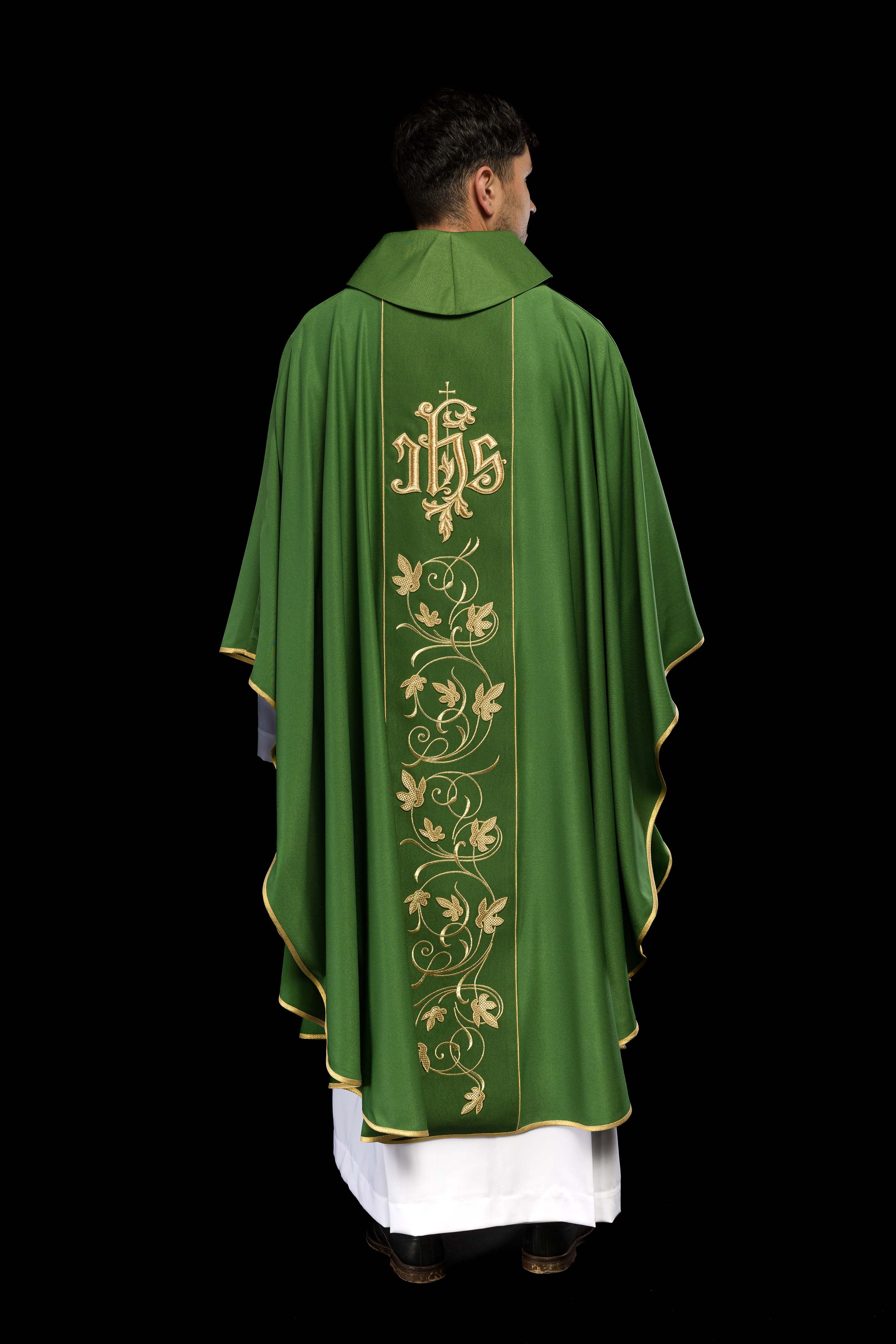 Casulla litúrgica verde con cinturón ricamente decorado con motivos florales e IHS