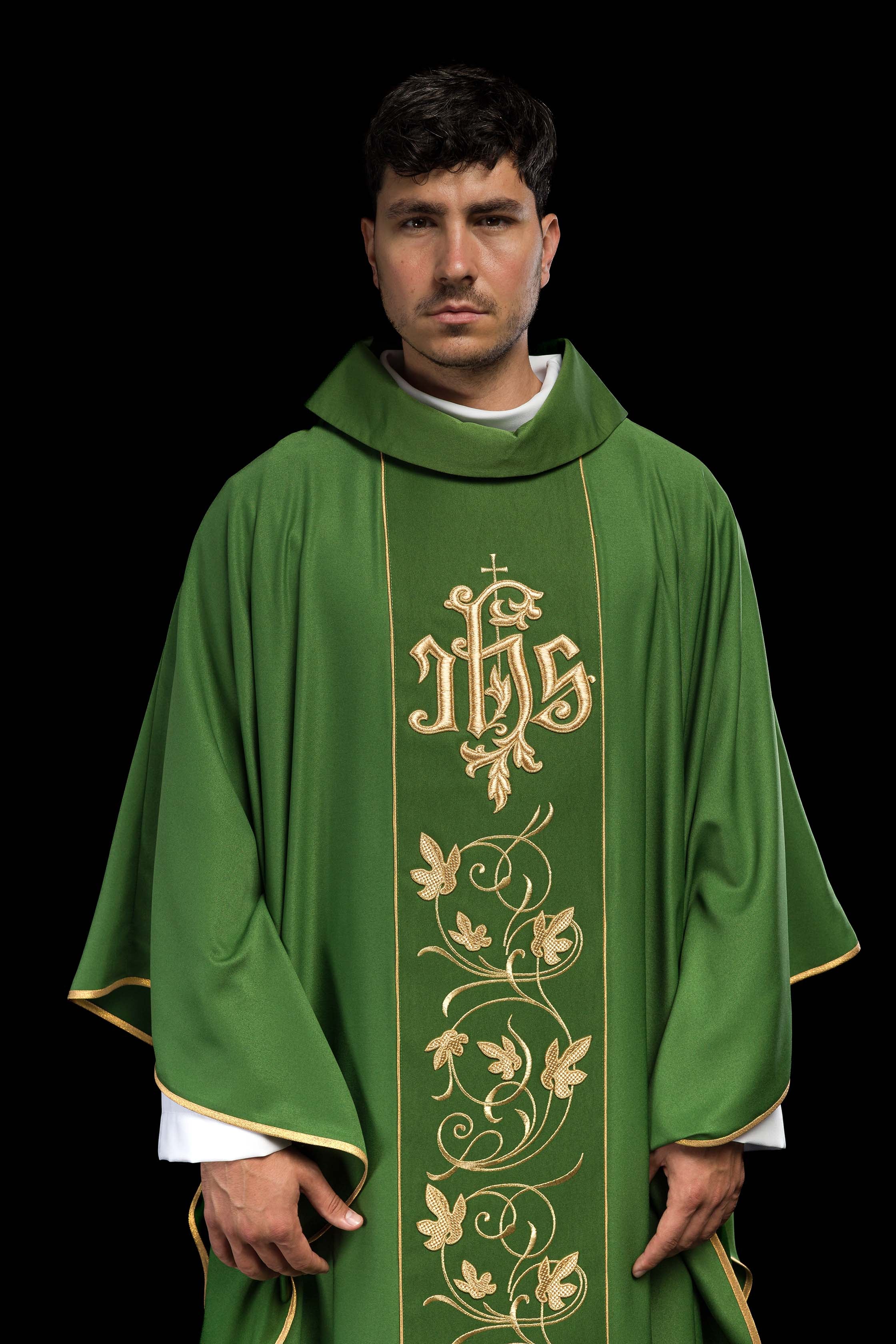 Casulla litúrgica verde con cinturón ricamente decorado con motivos florales e IHS