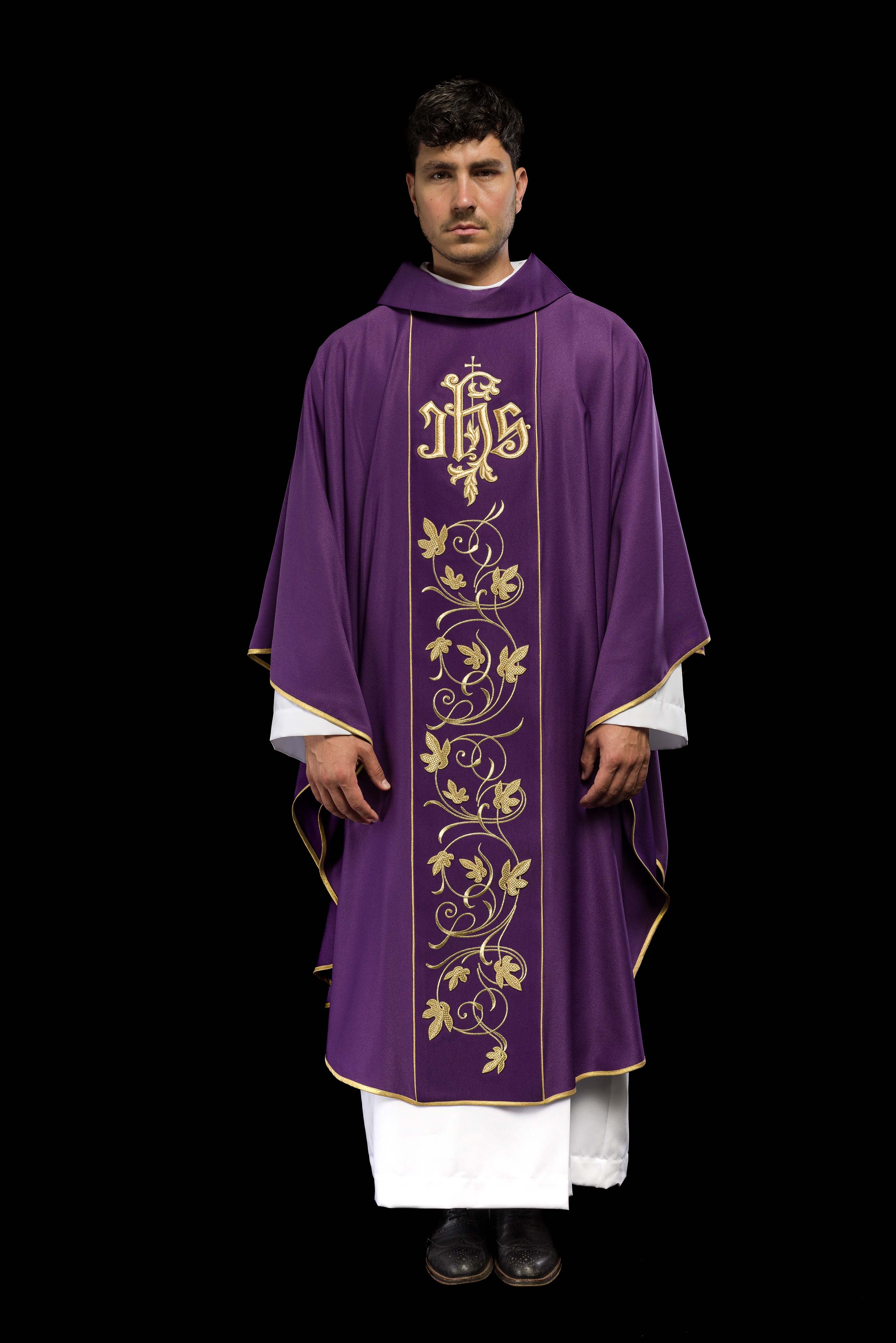 Casulla litúrgica morada con cinturón ricamente decorado con motivos florales e IHS