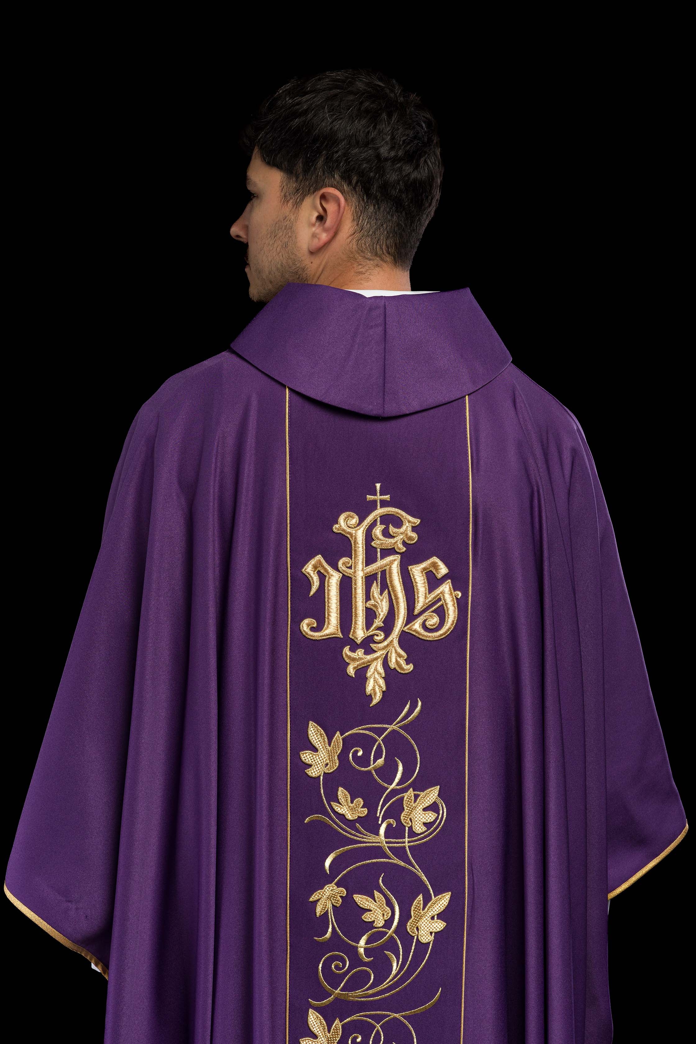 Casulla litúrgica morada con cinturón ricamente decorado con motivos florales e IHS