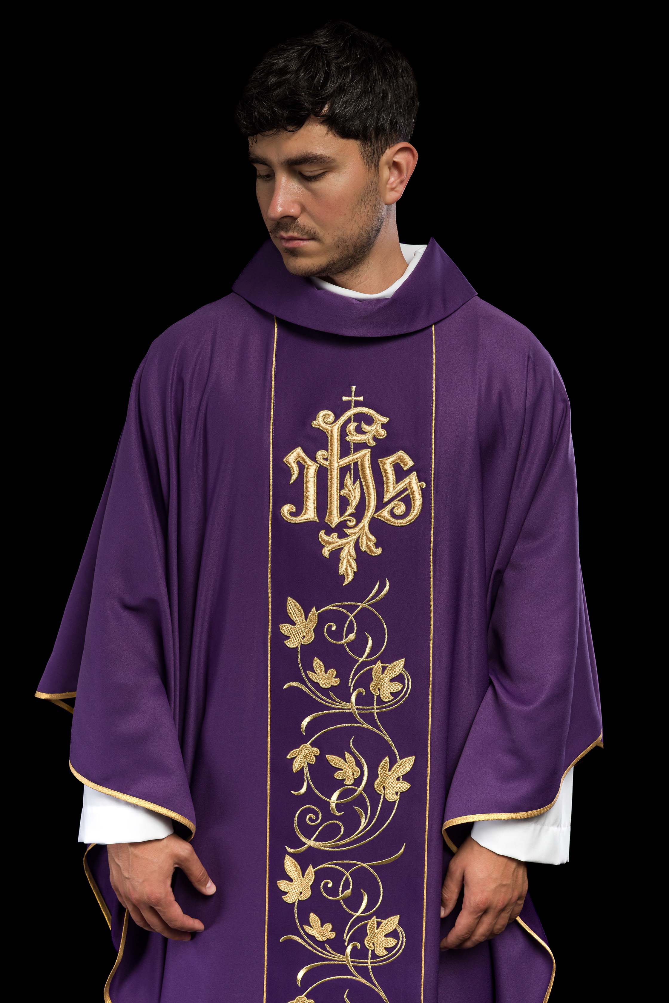 Casulla litúrgica morada con cinturón ricamente decorado con motivos florales e IHS