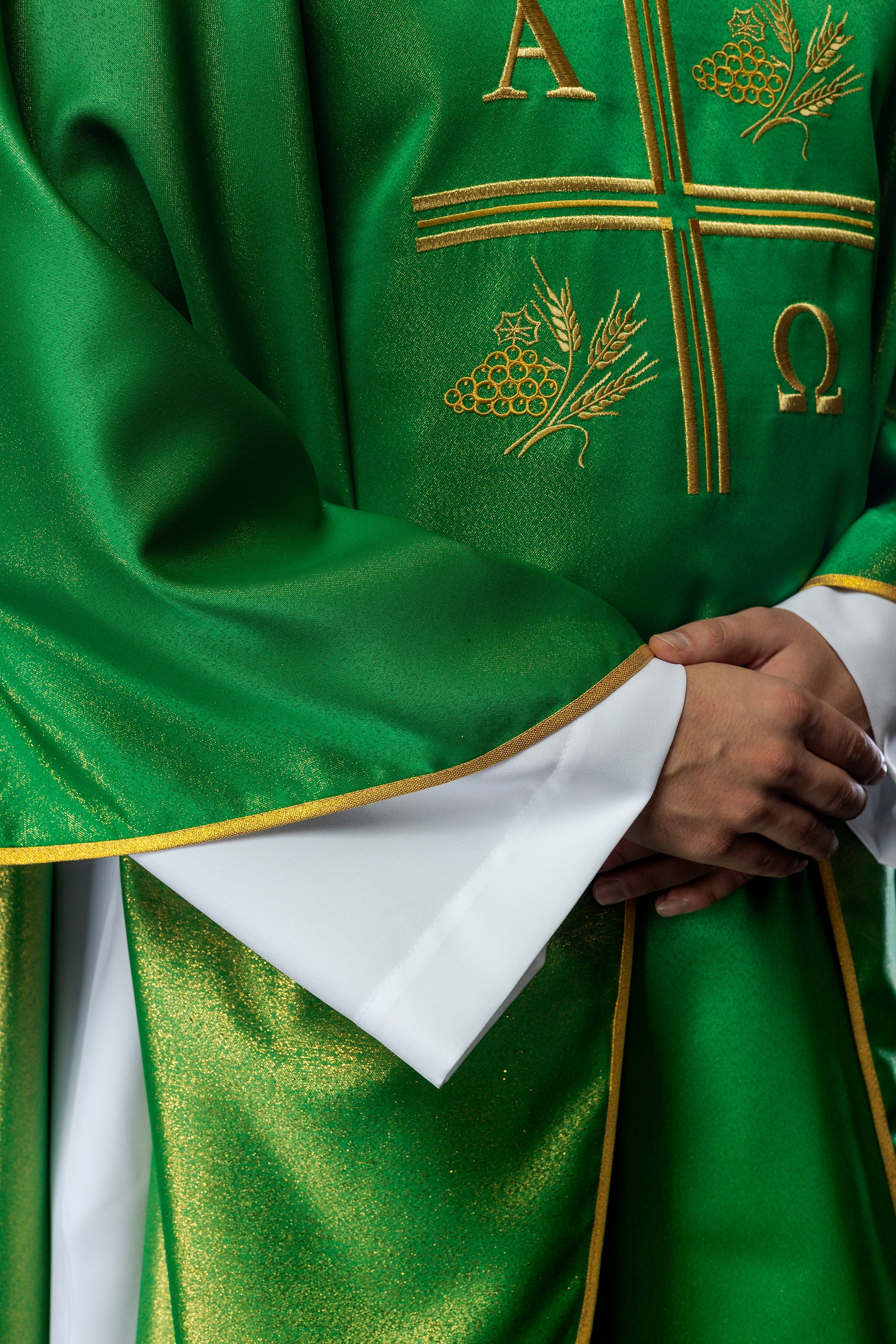Ornat z haftowanym krzyżem, motywami Alfa i Omegi oraz kłosów w kolorze zielonym - ORNATY.PL